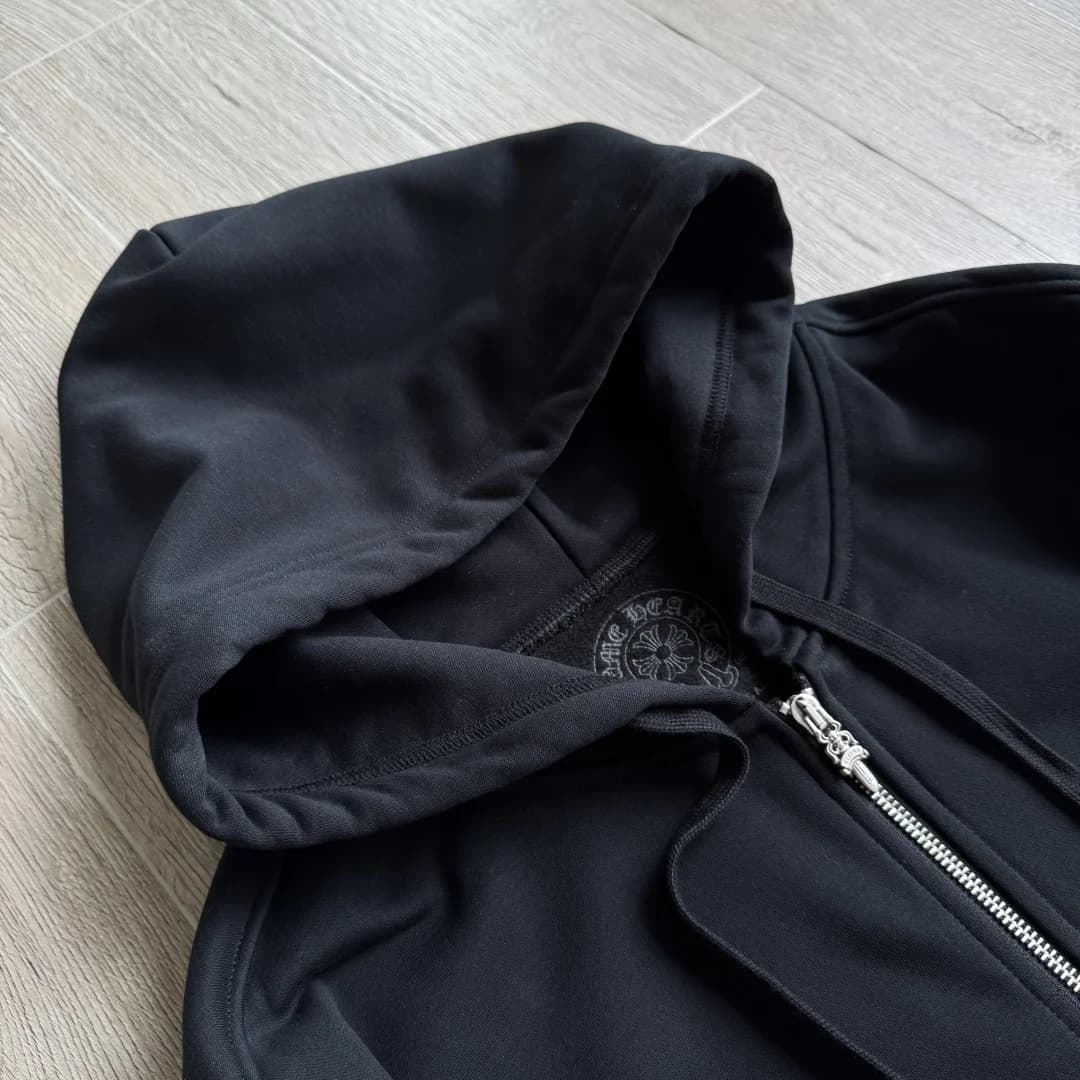 Капюшон и воротниковая зона черного зип-худи Chrome Hearts