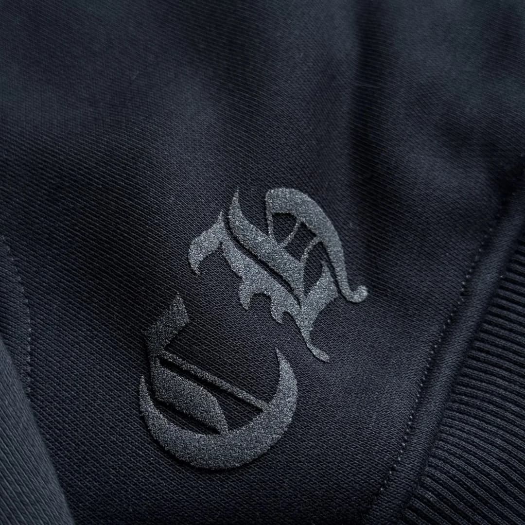 Вышитая монограмма CH на кармане черного зип-худи Chrome Hearts