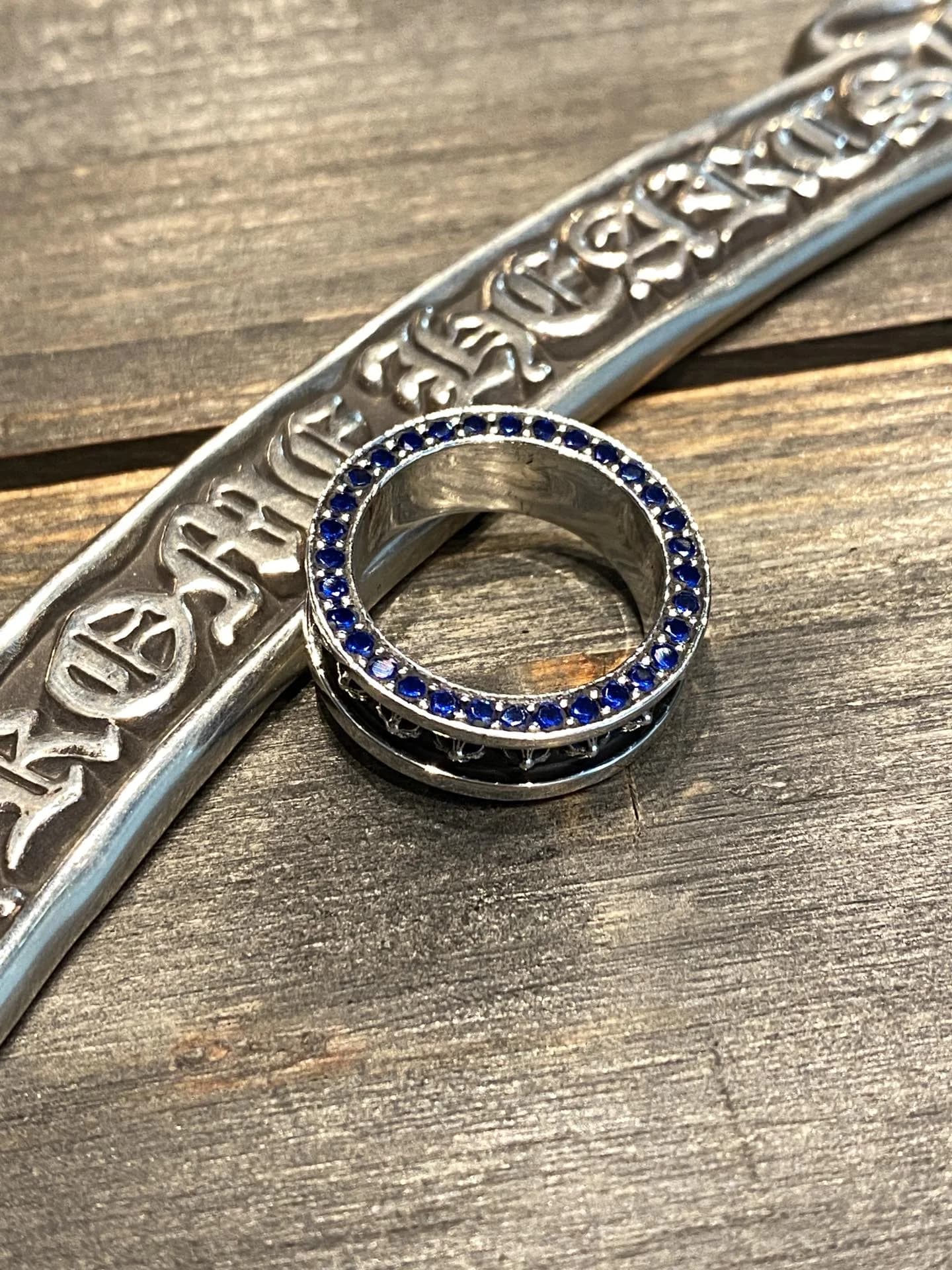 Серебряное кольцо Chrome Hearts с синими камнями по контуру, вид сверху