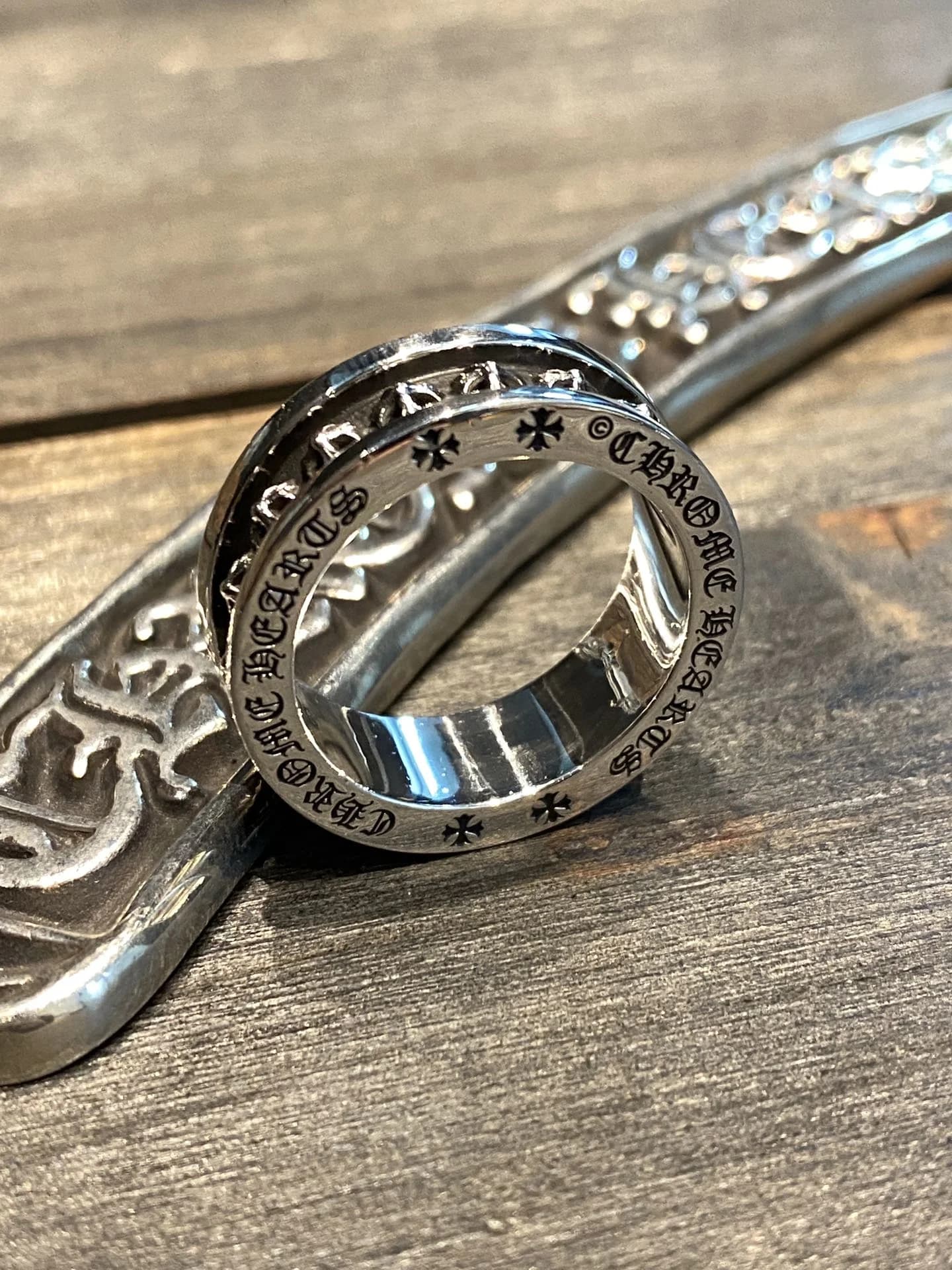 Боковая грань кольца Chrome Hearts с фирменной гравировкой