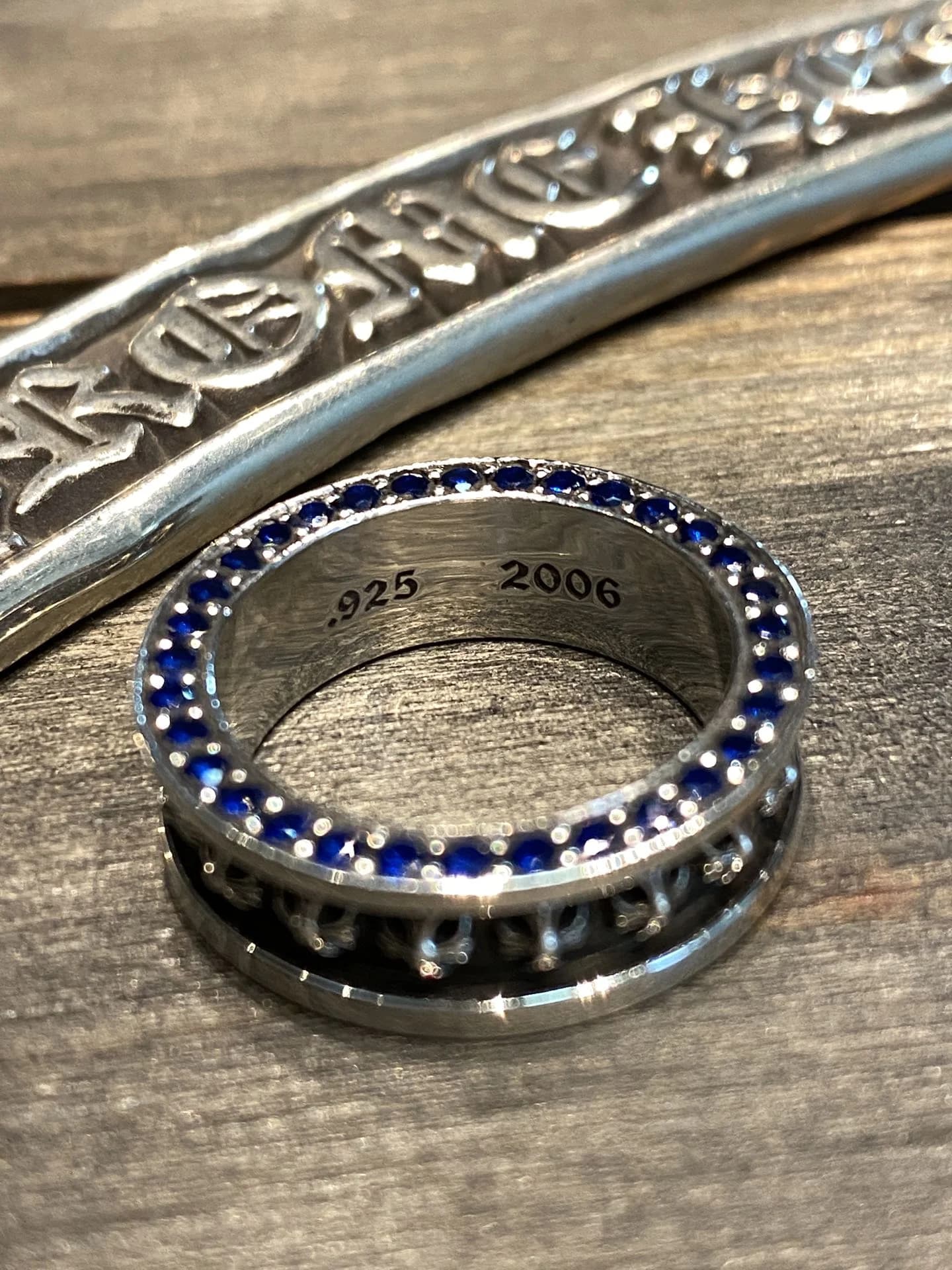 Внутренняя сторона кольца Chrome Hearts с гравировкой .925 и 2006