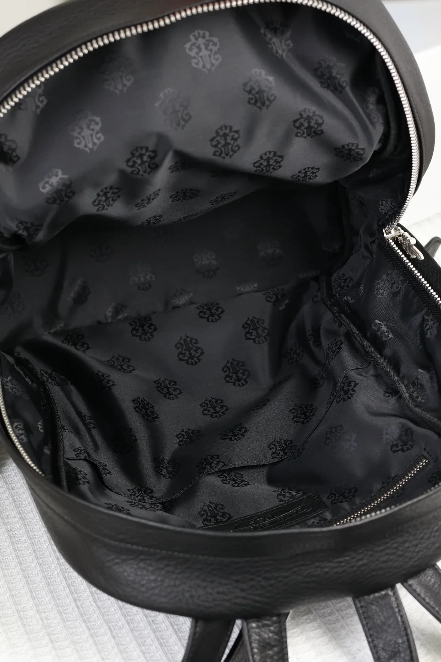 Внутреннее отделение рюкзака Chrome Hearts с фирменной жаккардовой подкладкой