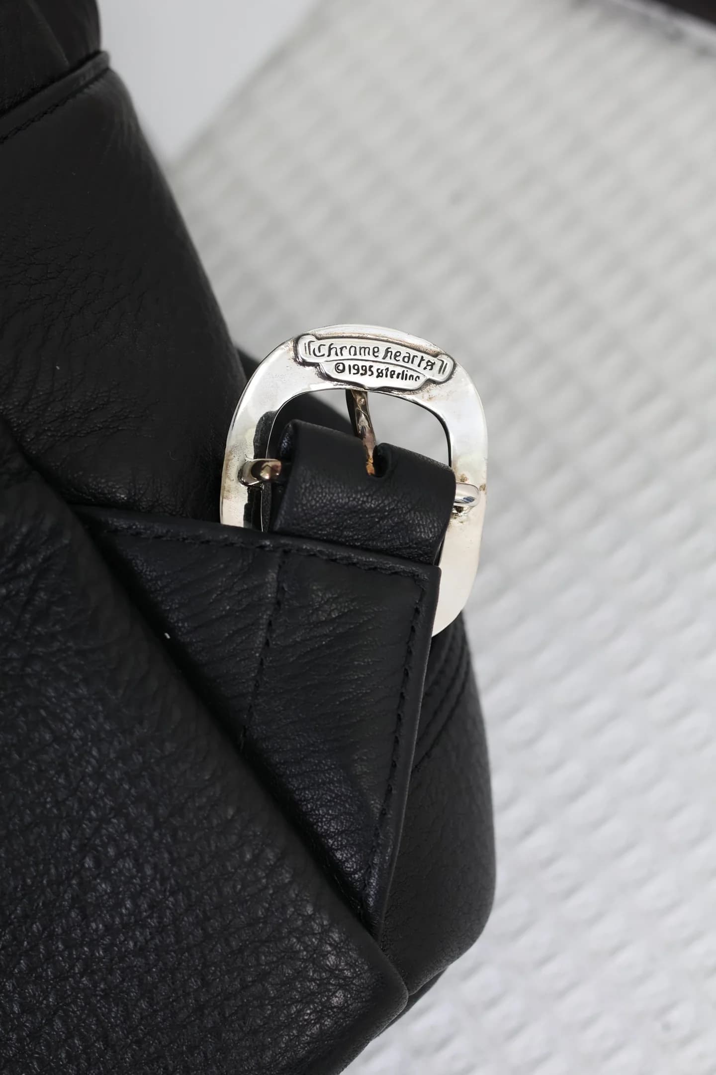 Фирменная серебряная пряжка с гравировкой Chrome Hearts на боковом креплении