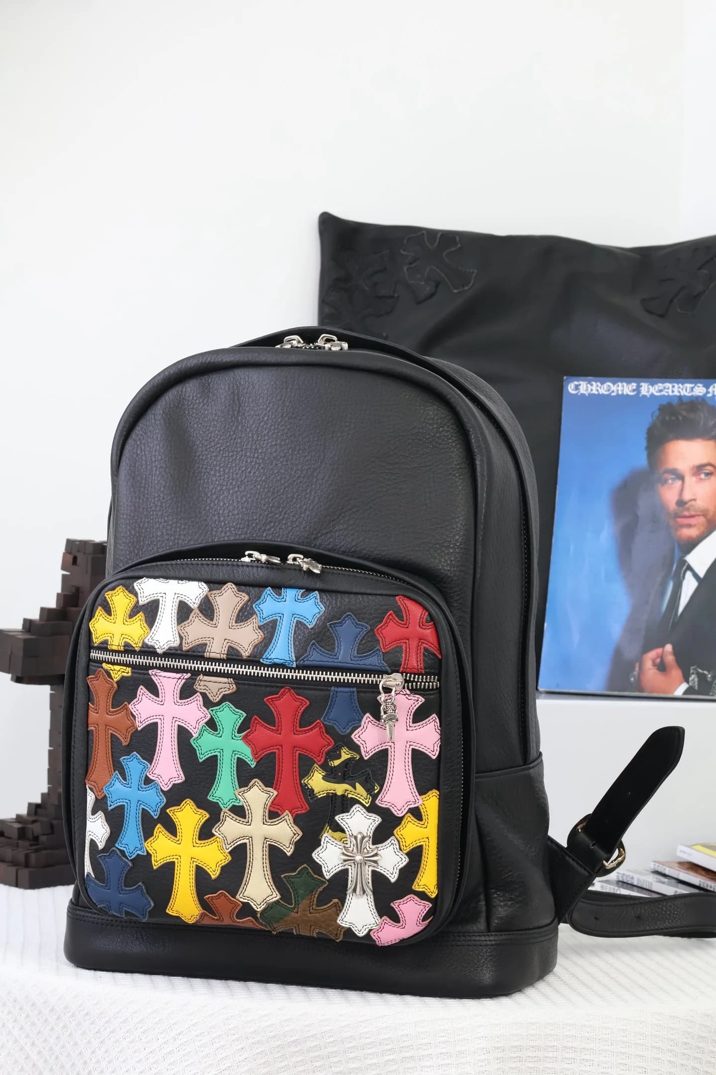 Общий вид рюкзака Chrome Hearts с разноцветным карманом Cross Patch