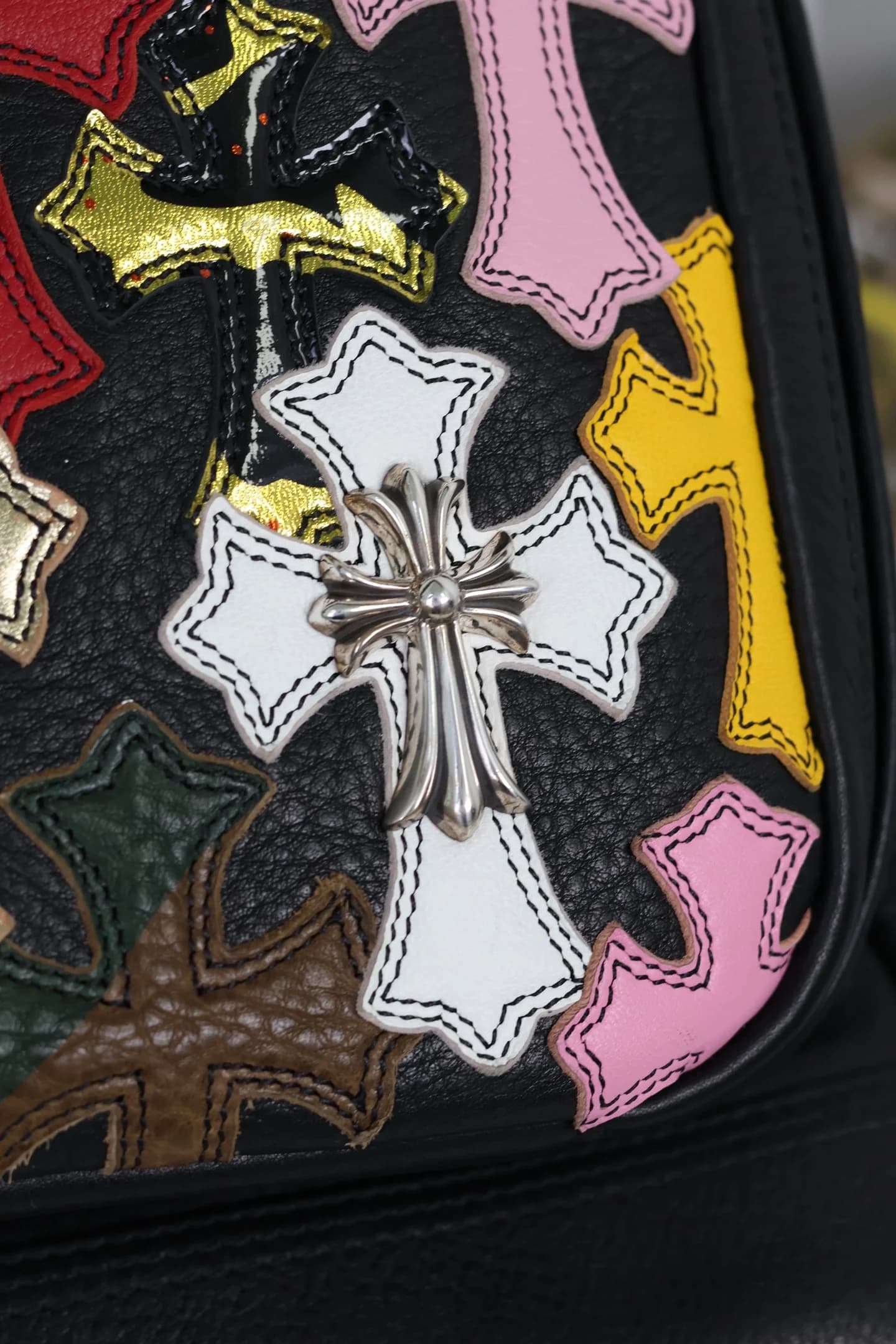 Деталь переднего кармана: белая нашивка креста с серебряной накладкой Chrome Hearts