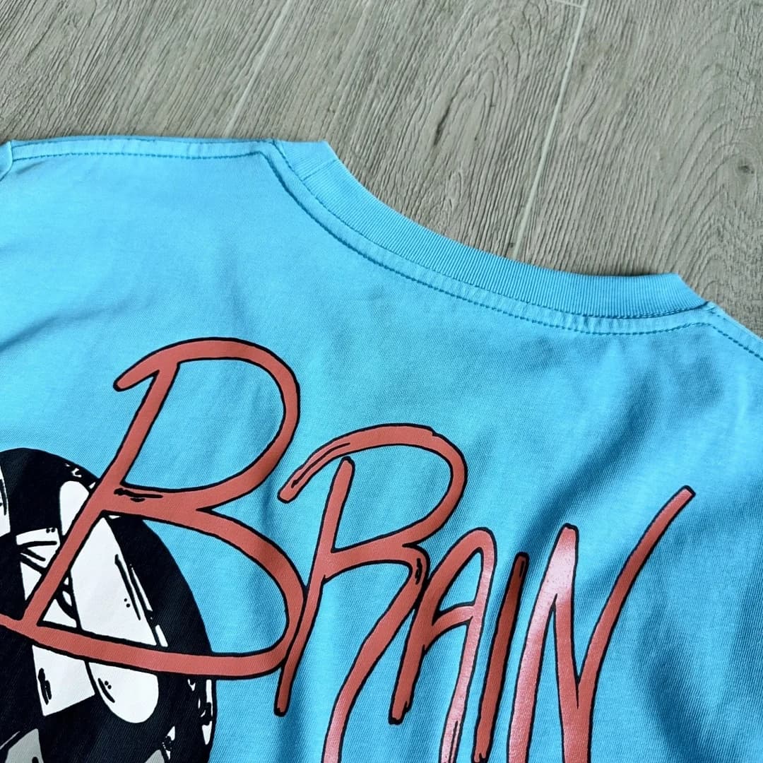 Крупный план принта на спине лонгслива Chrome Hearts x Matty Boy Brain