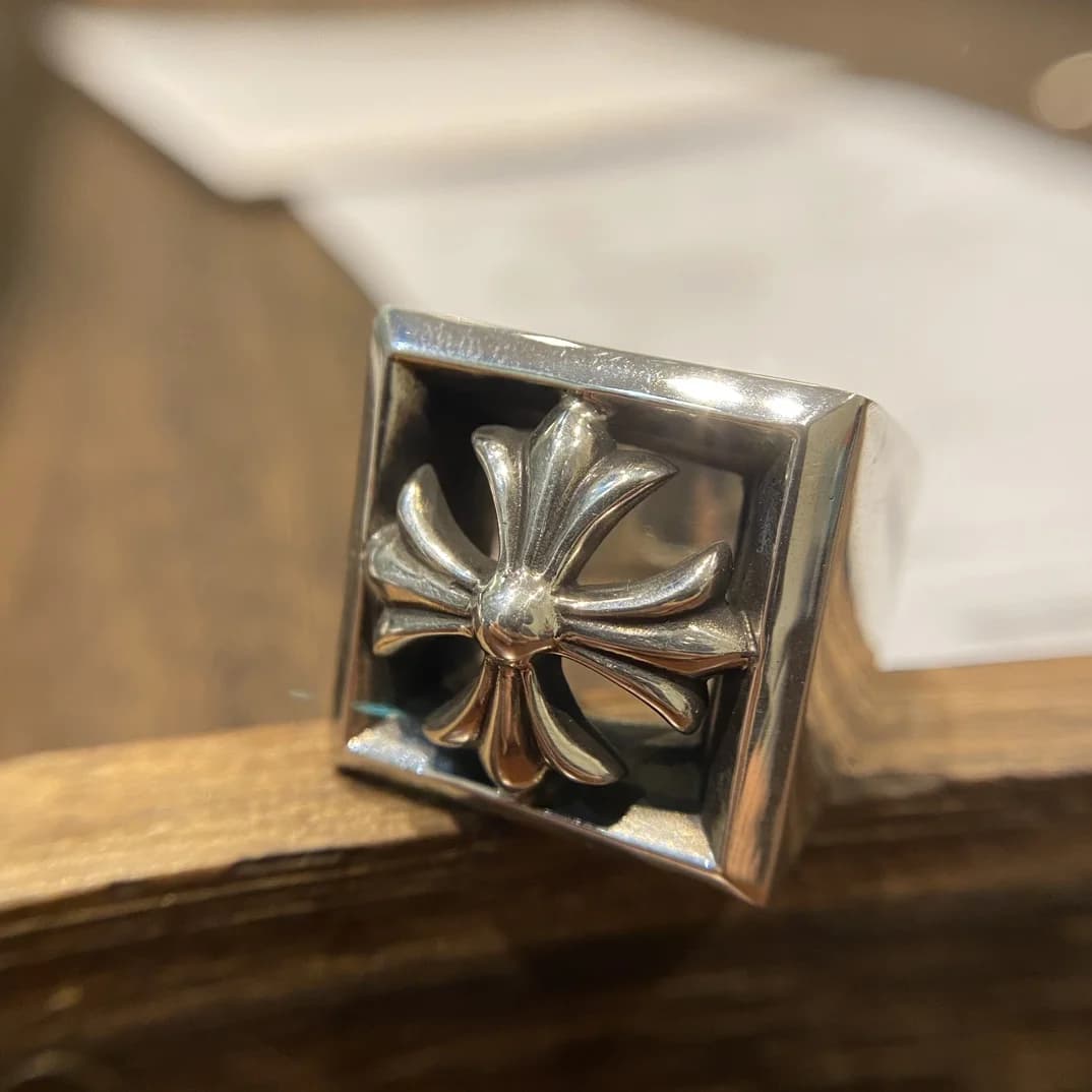 Серебряное кольцо Chrome Hearts CH Deco с объемным крестом крупным планом
