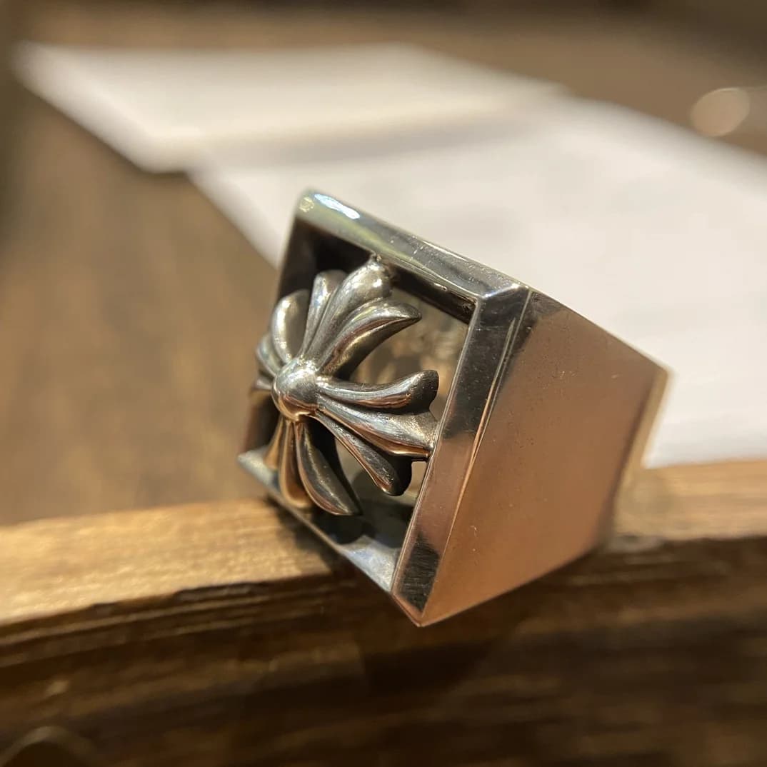 Геометричный перстень Chrome Hearts с крестом, вид сбоку