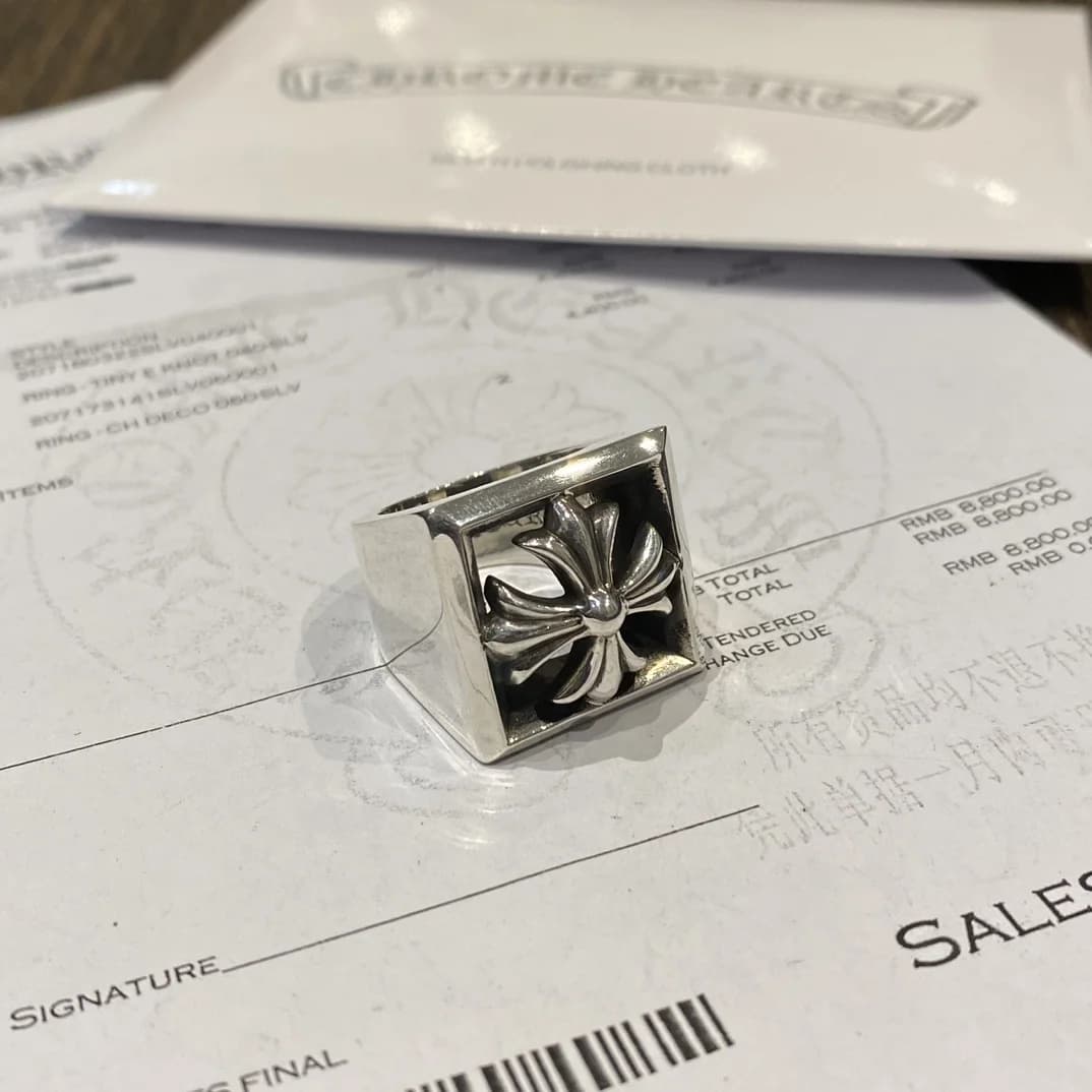 Кольцо Chrome Hearts CH Deco на фоне фирменных документов