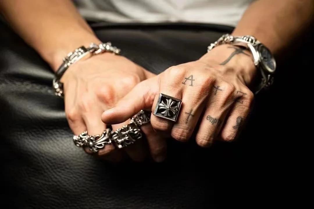 Массивное кольцо Chrome Hearts на пальце в сете украшений