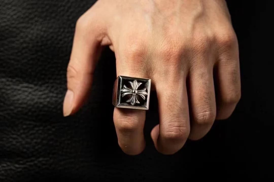 Серебряный перстень Chrome Hearts CH Deco на руке