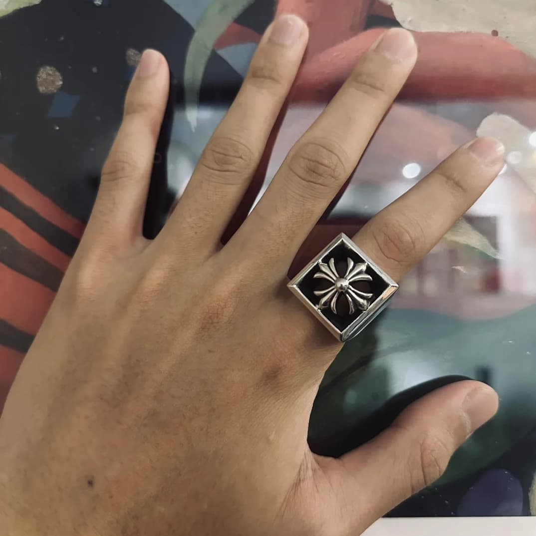 Вид кольца Chrome Hearts с крестом на кисти руки