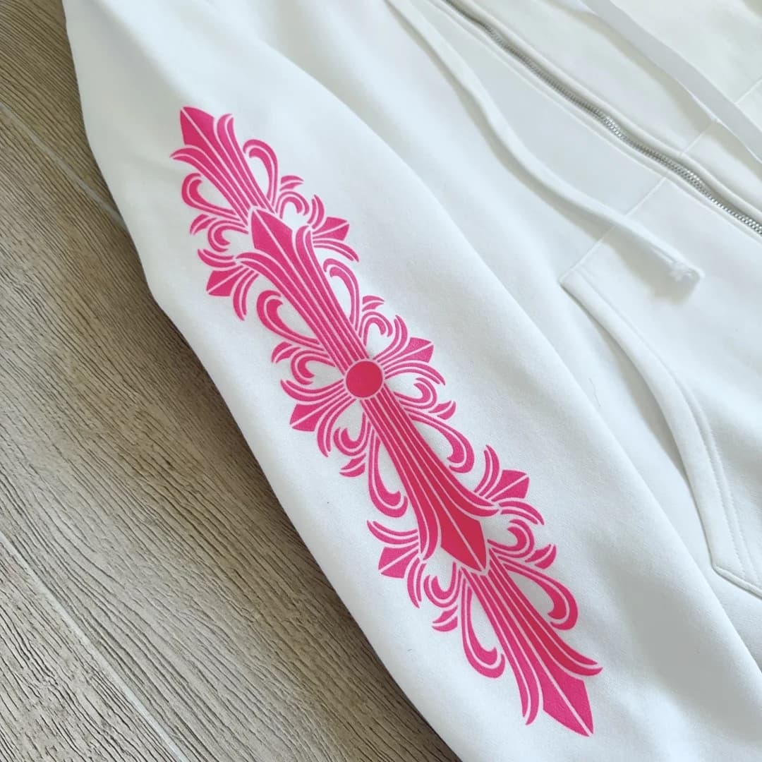 Деталь рукава с розовым принтом белого зип-худи Chrome Hearts