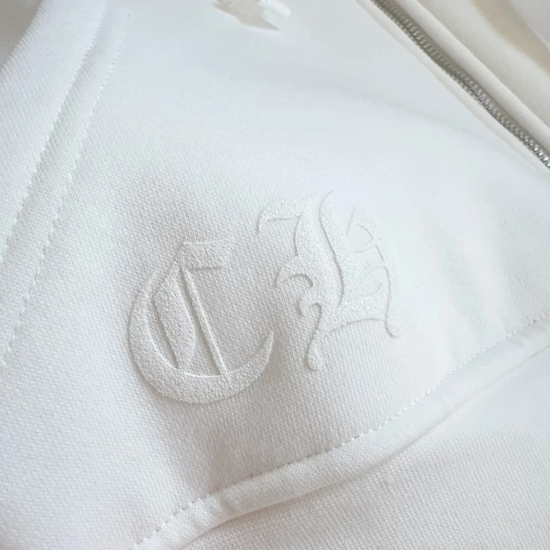 Вышитый логотип на кармане белого зип-худи Chrome Hearts