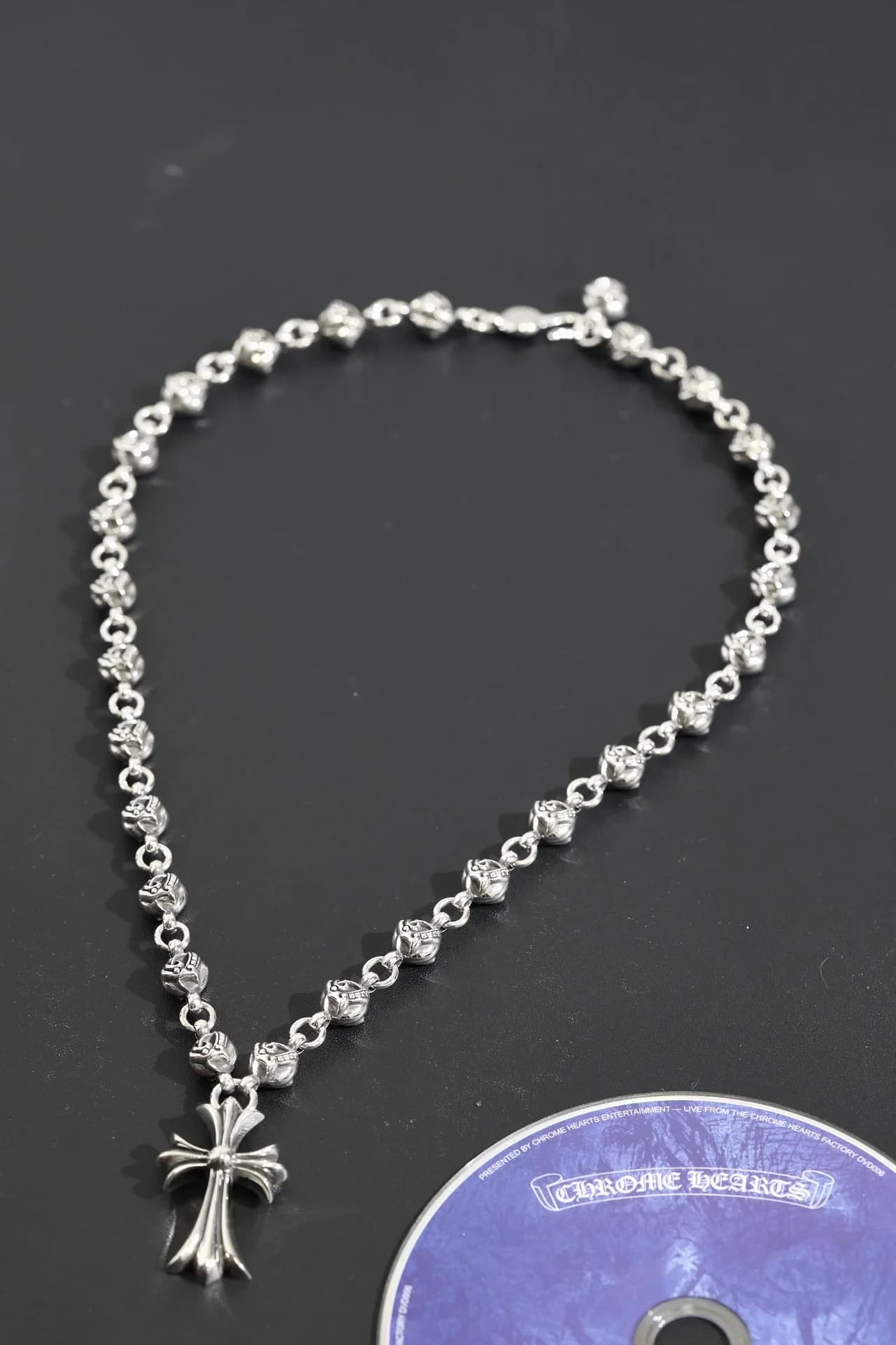 Серебряное колье Chrome Hearts с крестом и фактурными бусинами, общий вид