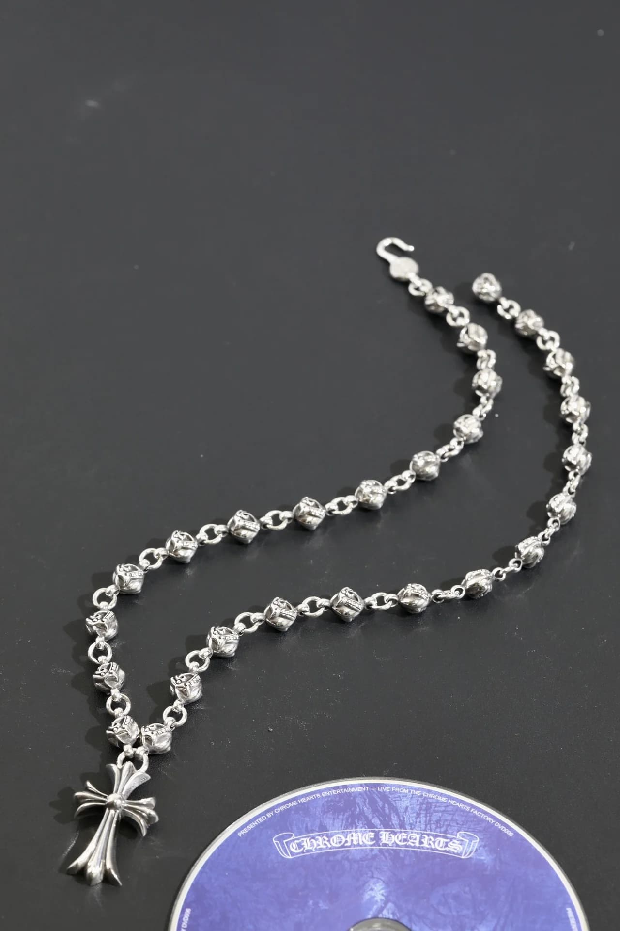 Колье из серебра Chrome Hearts с подвеской в виде креста