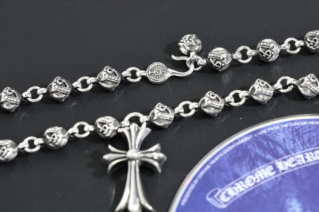 Колье Chrome Hearts с деталями подвески и застежки на темном фоне