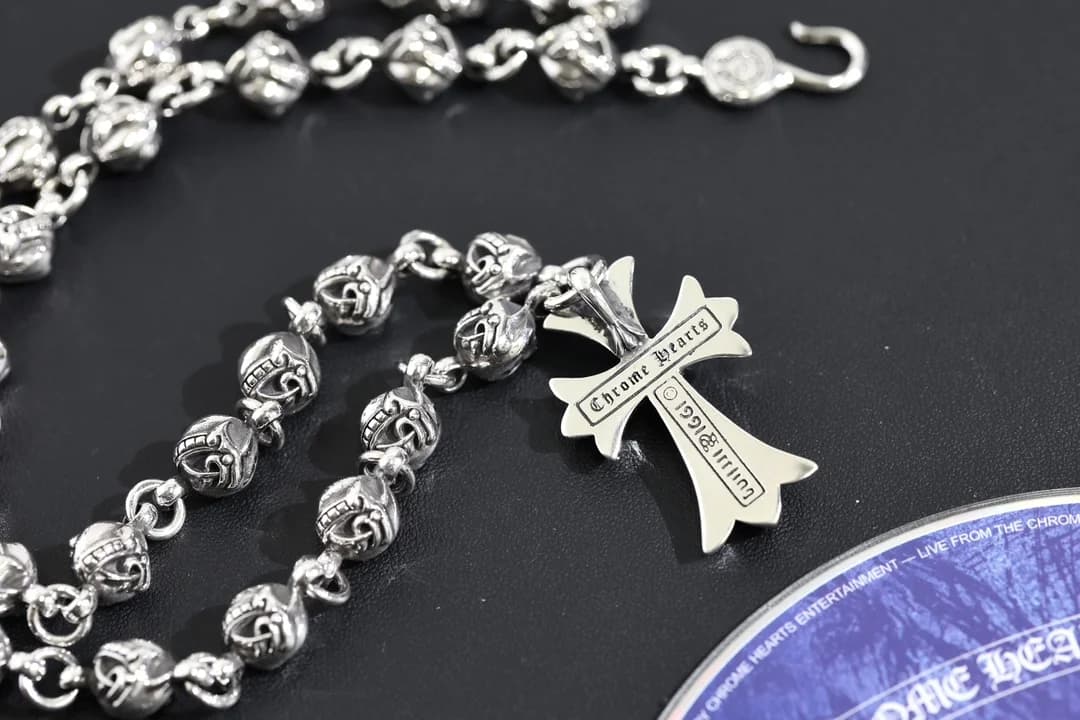 Оборотная сторона подвески-креста с гравировкой Chrome Hearts