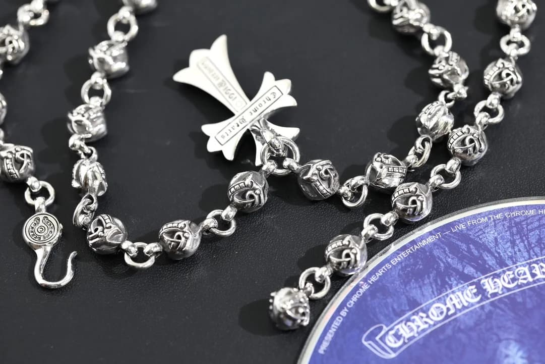 Детали серебряной цепочки с крестом и замком Chrome Hearts