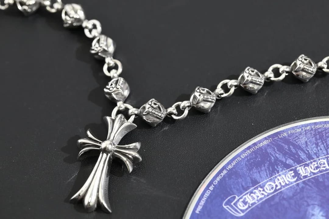 Подвеска-крест на серебряной цепочке Chrome Hearts крупным планом