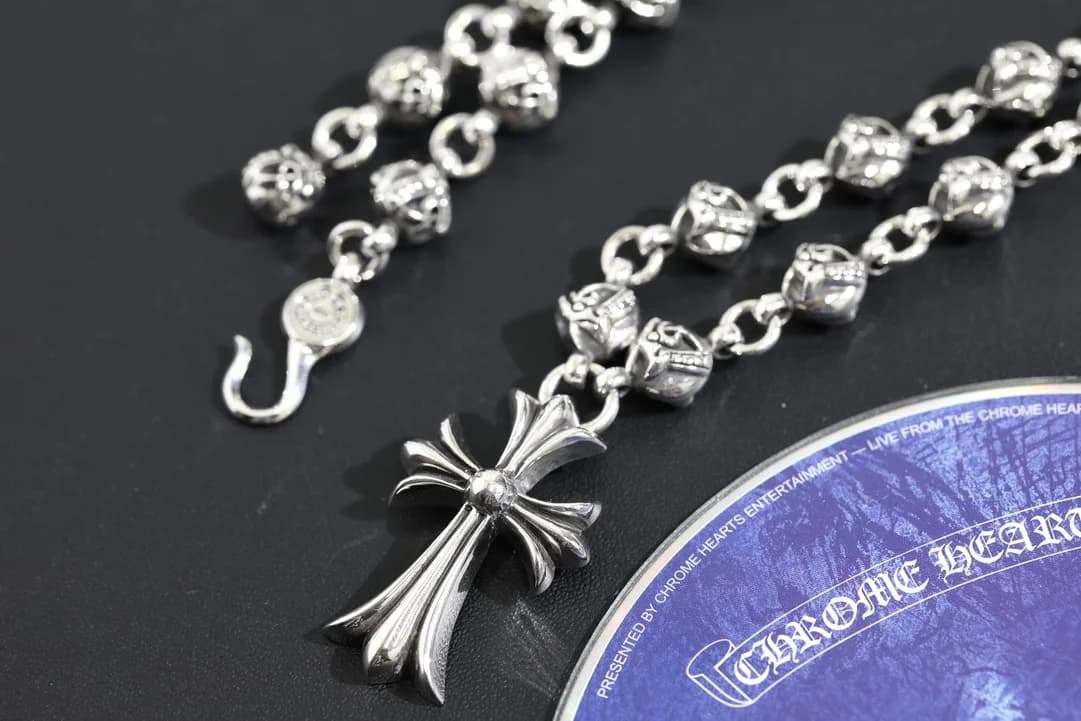 Застежка-крючок и подвеска серебряного колье Chrome Hearts крупным планом