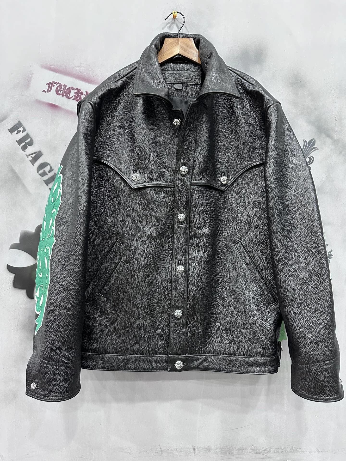 Черная кожаная куртка Chrome Hearts с зелеными нашивками на рукавах, вид спереди