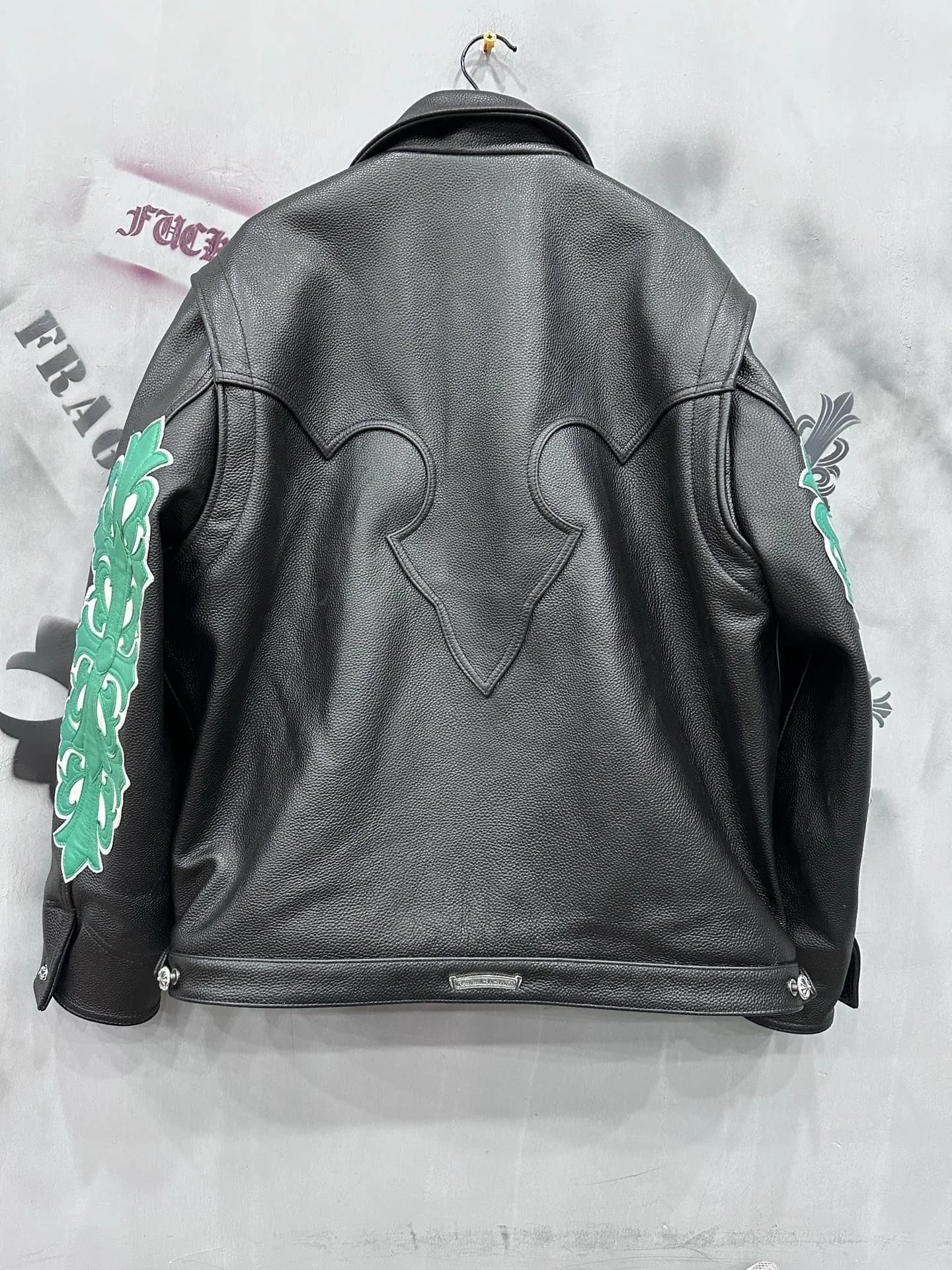 Черная кожаная куртка Chrome Hearts с фигурными швами на спине, вид сзади