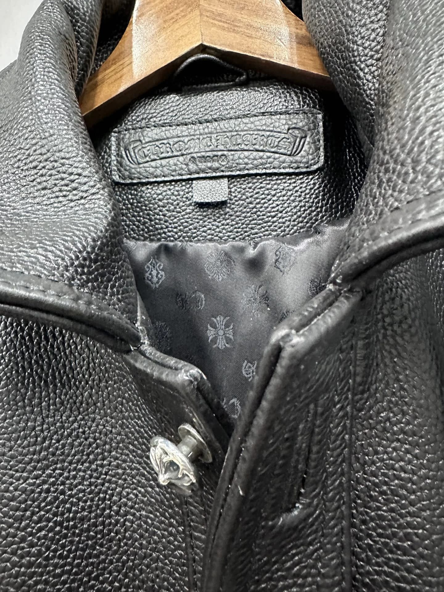 Воротник и внутренняя подкладка кожаной куртки Chrome Hearts с фирменным логотипом