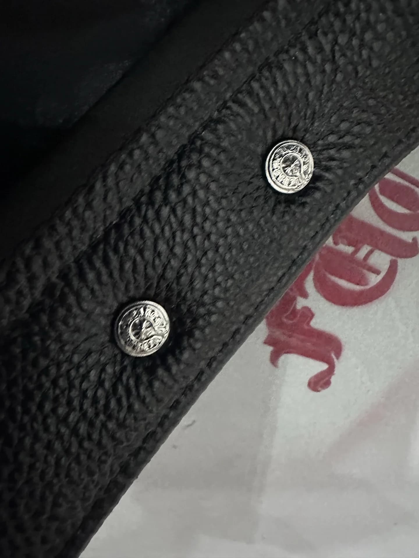 Металлические кнопки с гравировкой на кожаной куртке Chrome Hearts