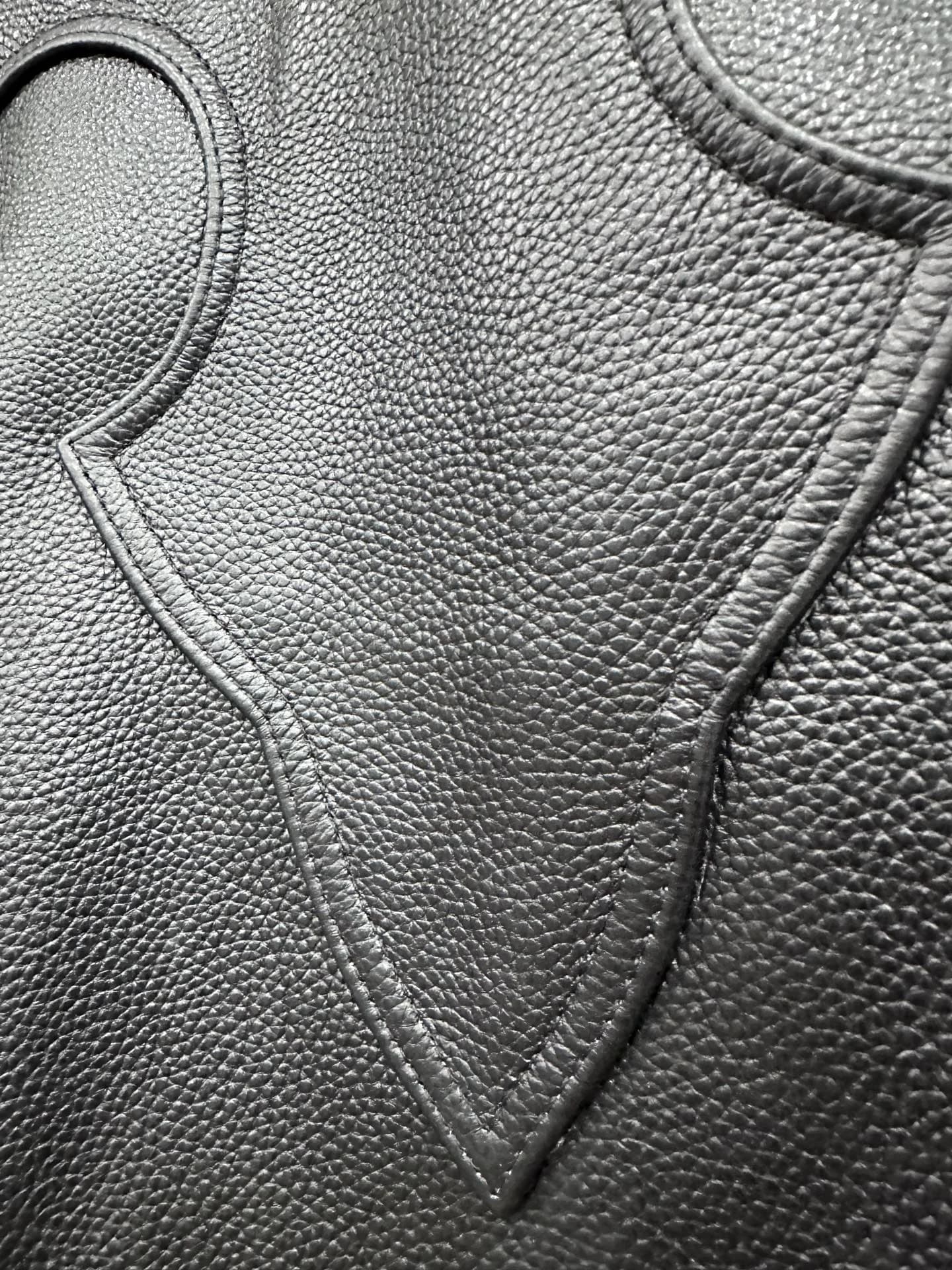 Текстура зернистой кожи и фигурные швы на куртке Chrome Hearts