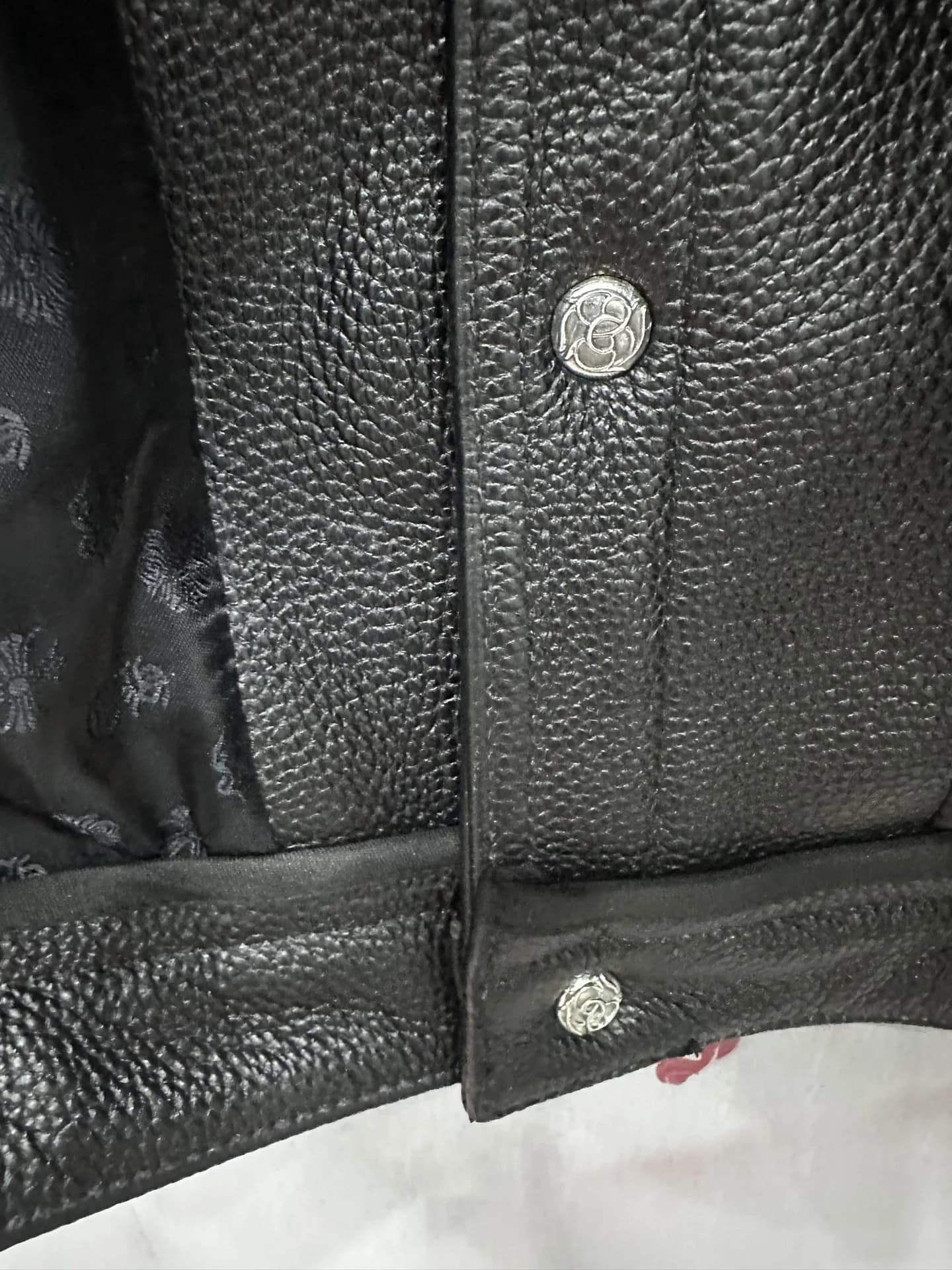 Деталь застежки и подкладки кожаной куртки Chrome Hearts