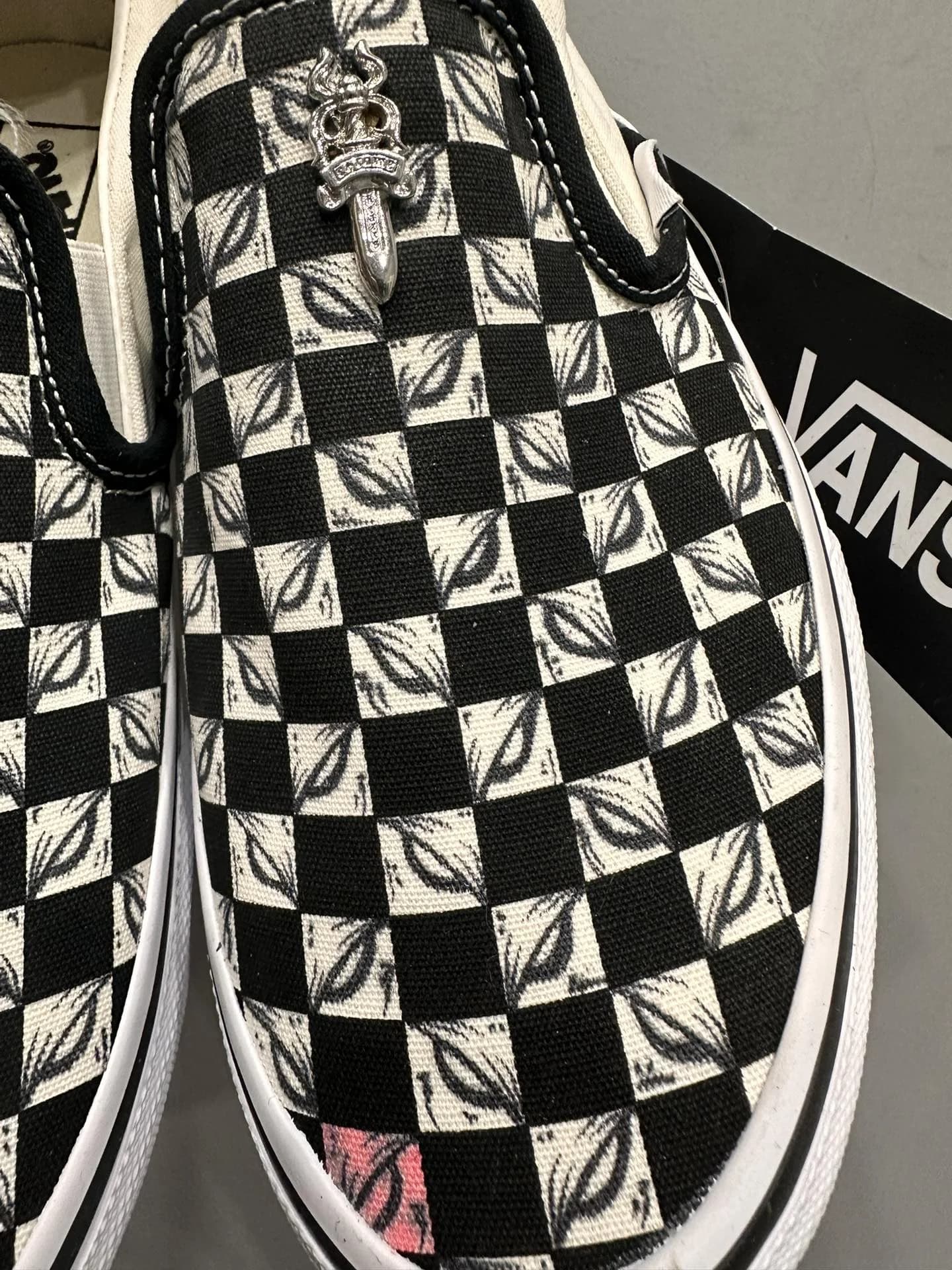 Декор в виде кинжала из серебра 925 пробы на слипонах Chrome Hearts