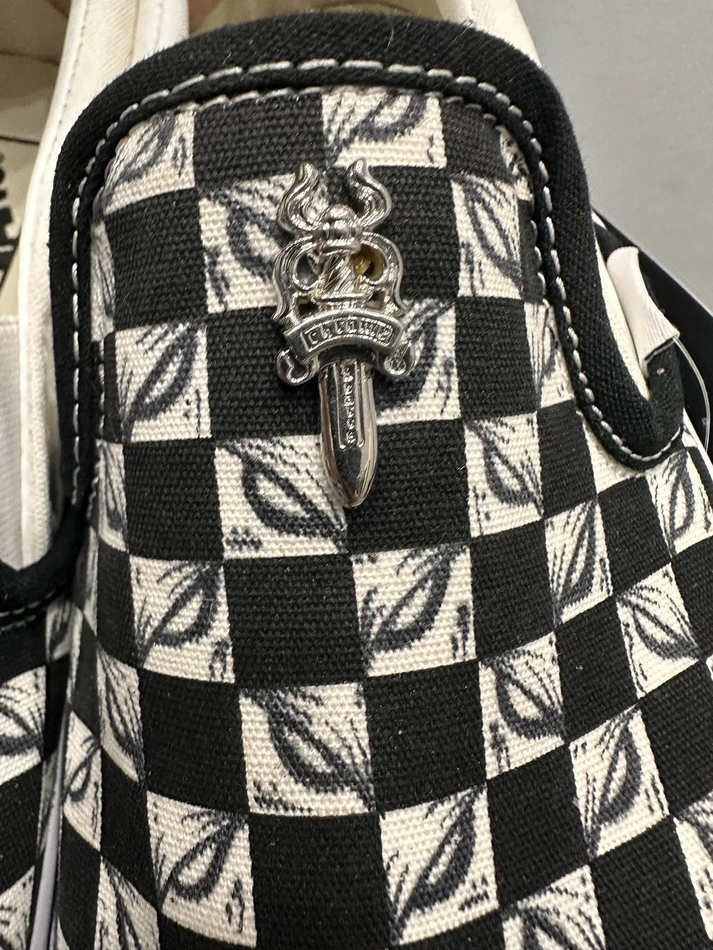 Задняя часть слипонов Chrome Hearts с цветными деталями