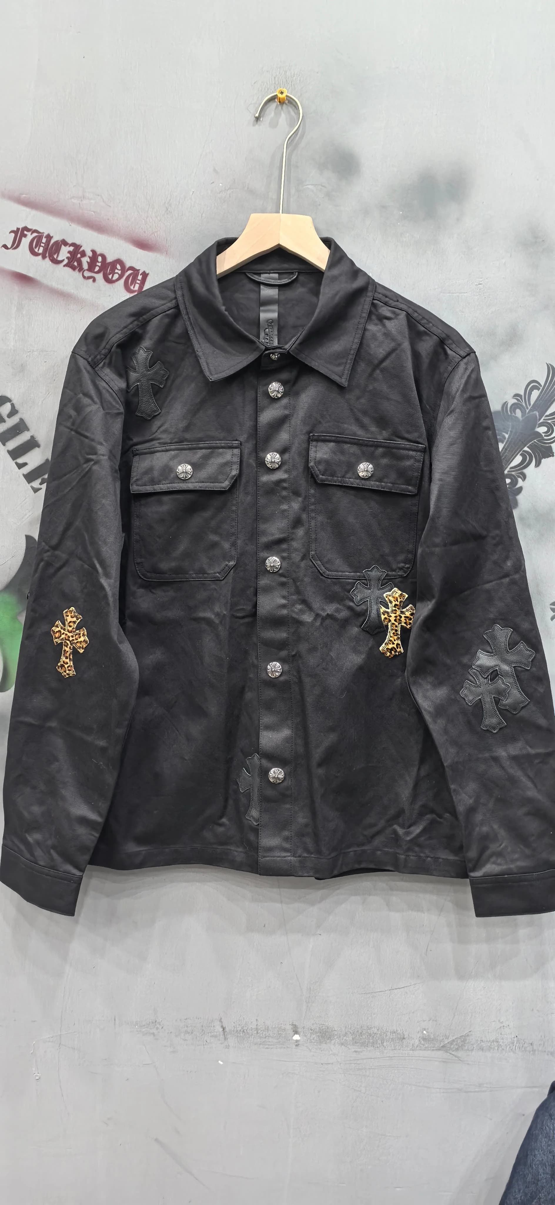 Черная рубашка Chrome Hearts с нашивками-крестами, вид спереди