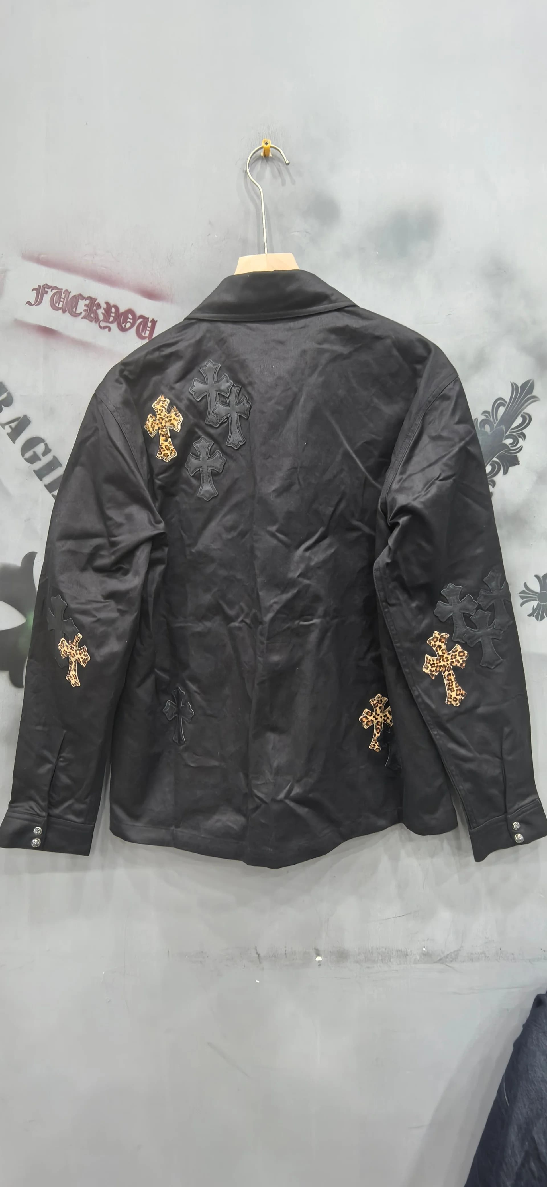 Черная рубашка Chrome Hearts с нашивками-крестами, вид сзади