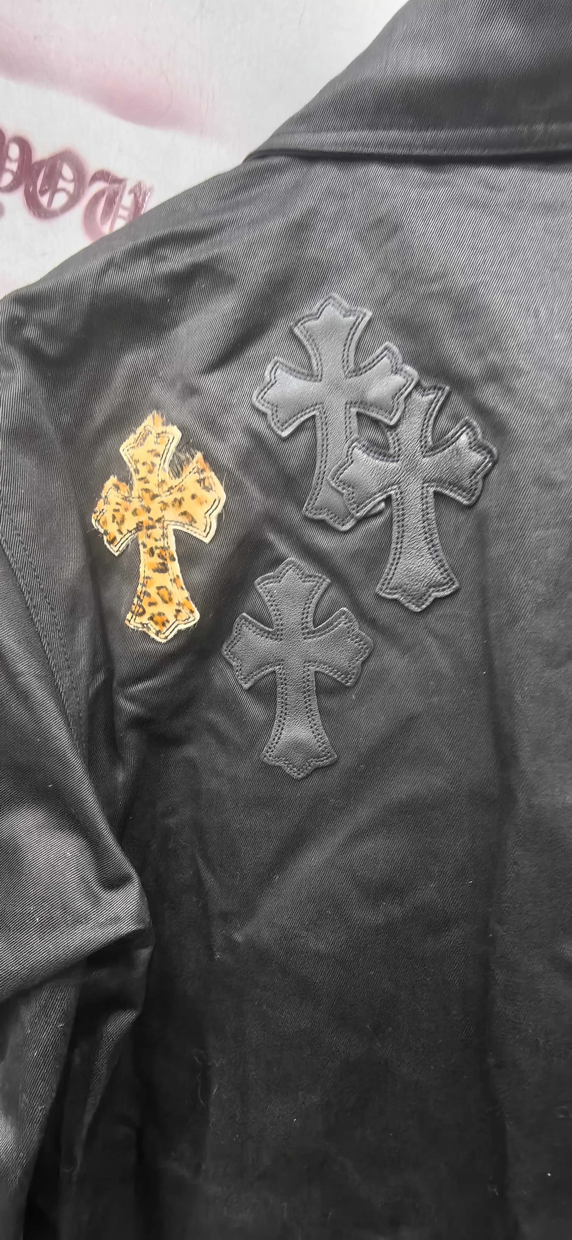 Деталь нашивок в виде крестов на плече рубашки Chrome Hearts
