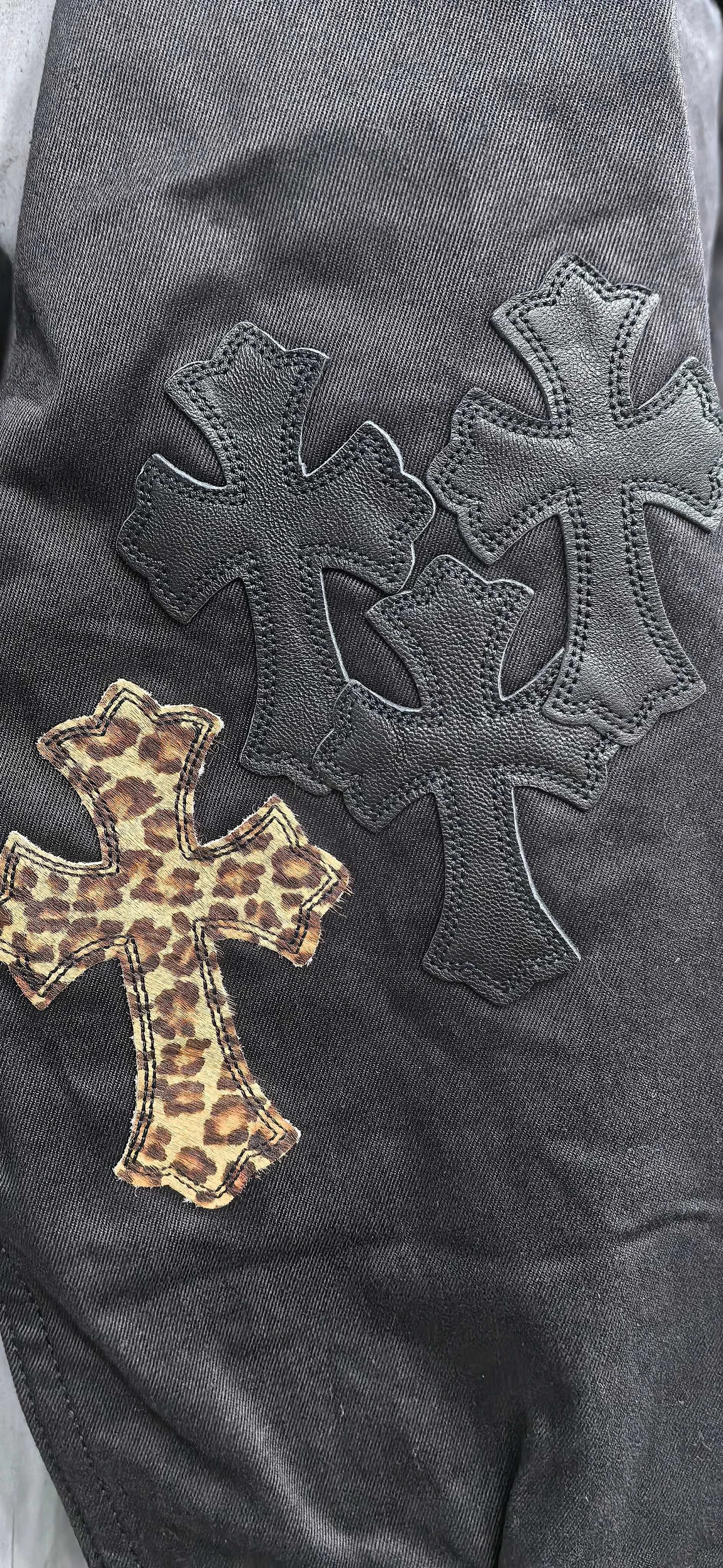 Деталь нашивок в виде крестов с леопардовым принтом на рукаве рубашки Chrome Hearts