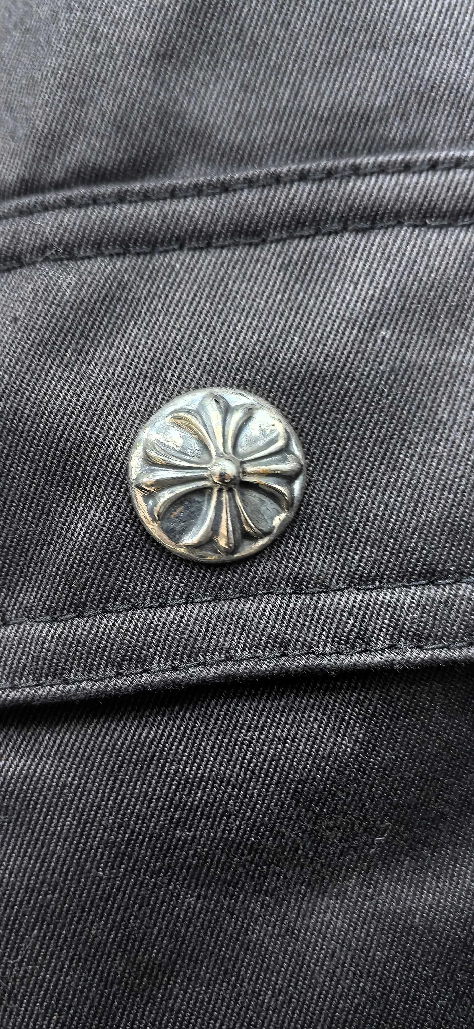 Металлическая пуговица с гравировкой креста на кармане рубашки Chrome Hearts