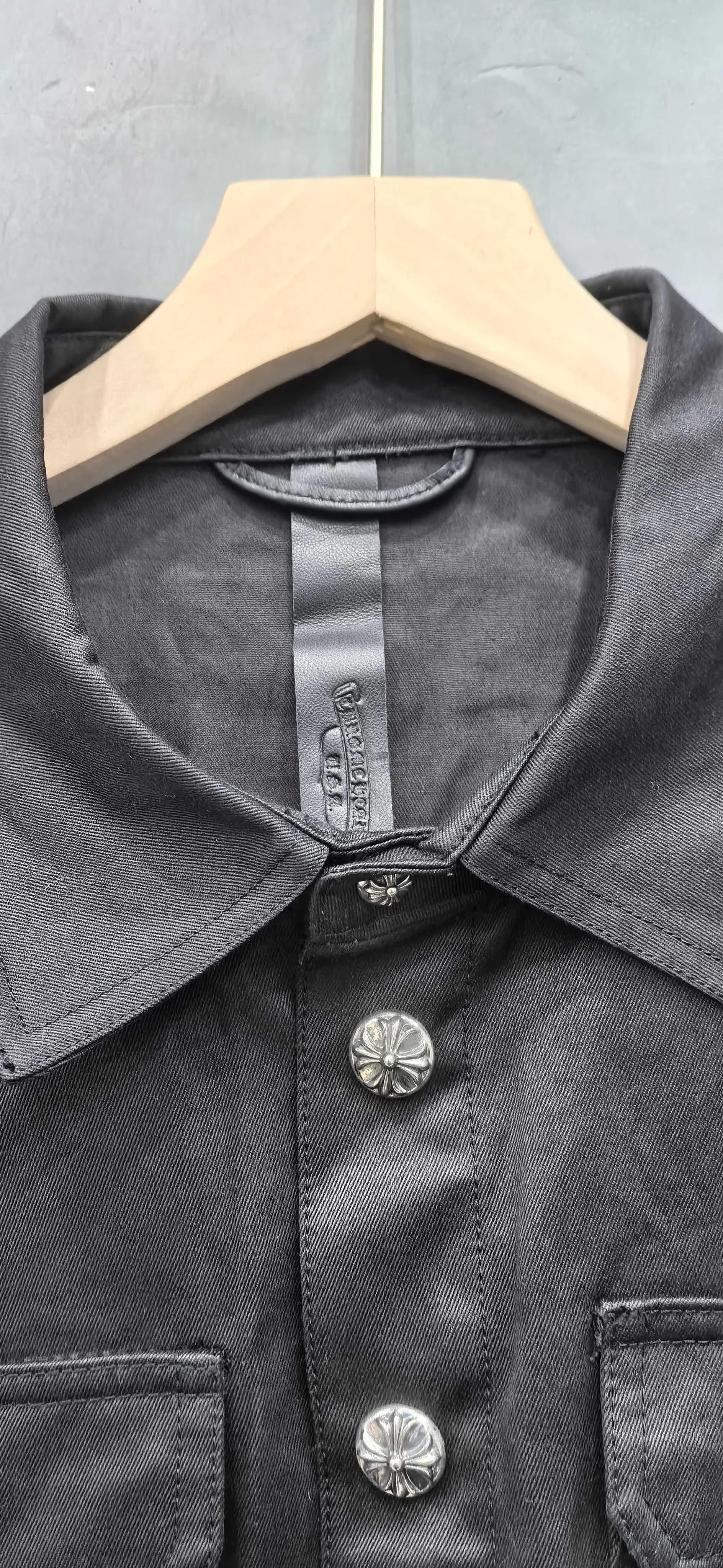 Воротник и фирменная бирка рубашки Chrome Hearts