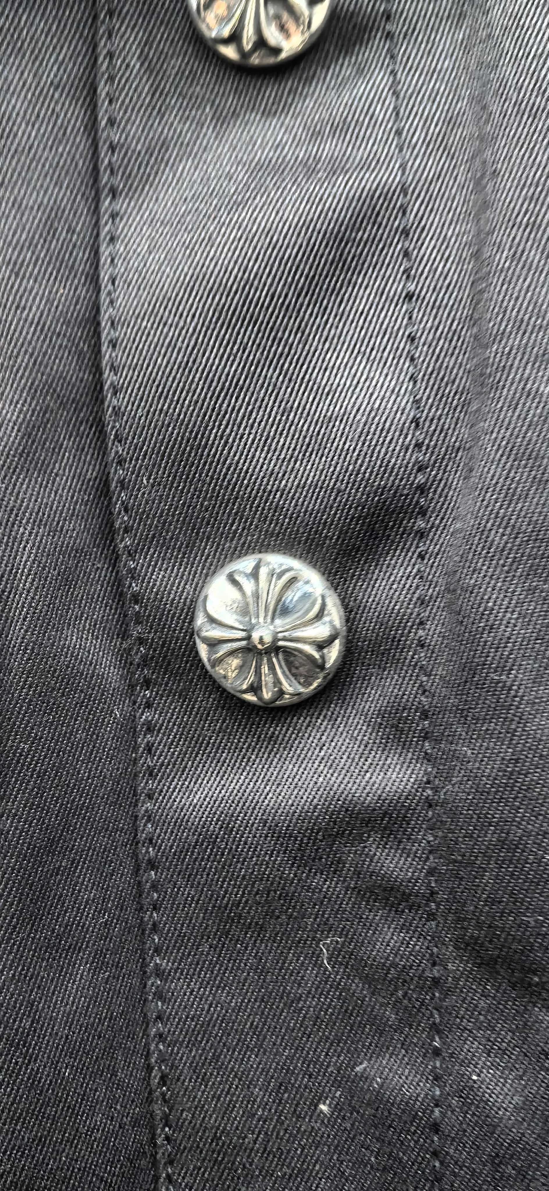 Металлические пуговицы на планке рубашки Chrome Hearts