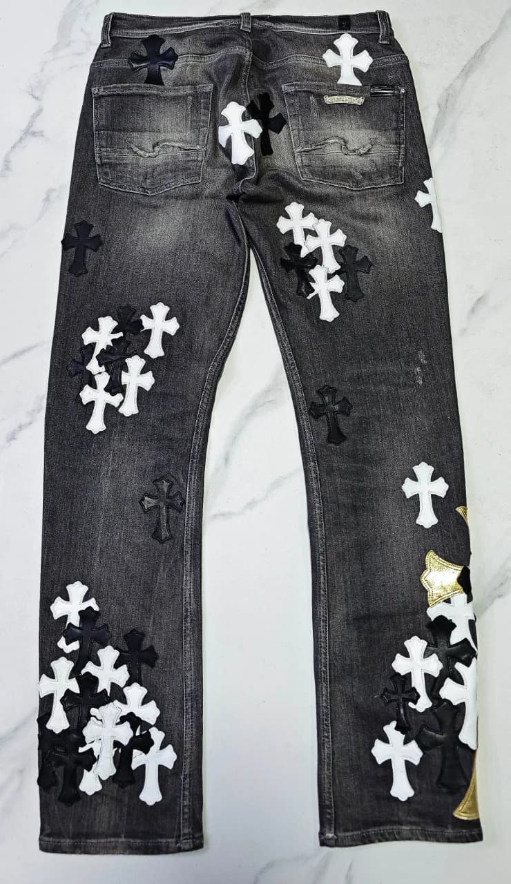 Серые кастомные джинсы Chrome Hearts Custom Remake с кожаными нашивками-крестами, вид сзади
