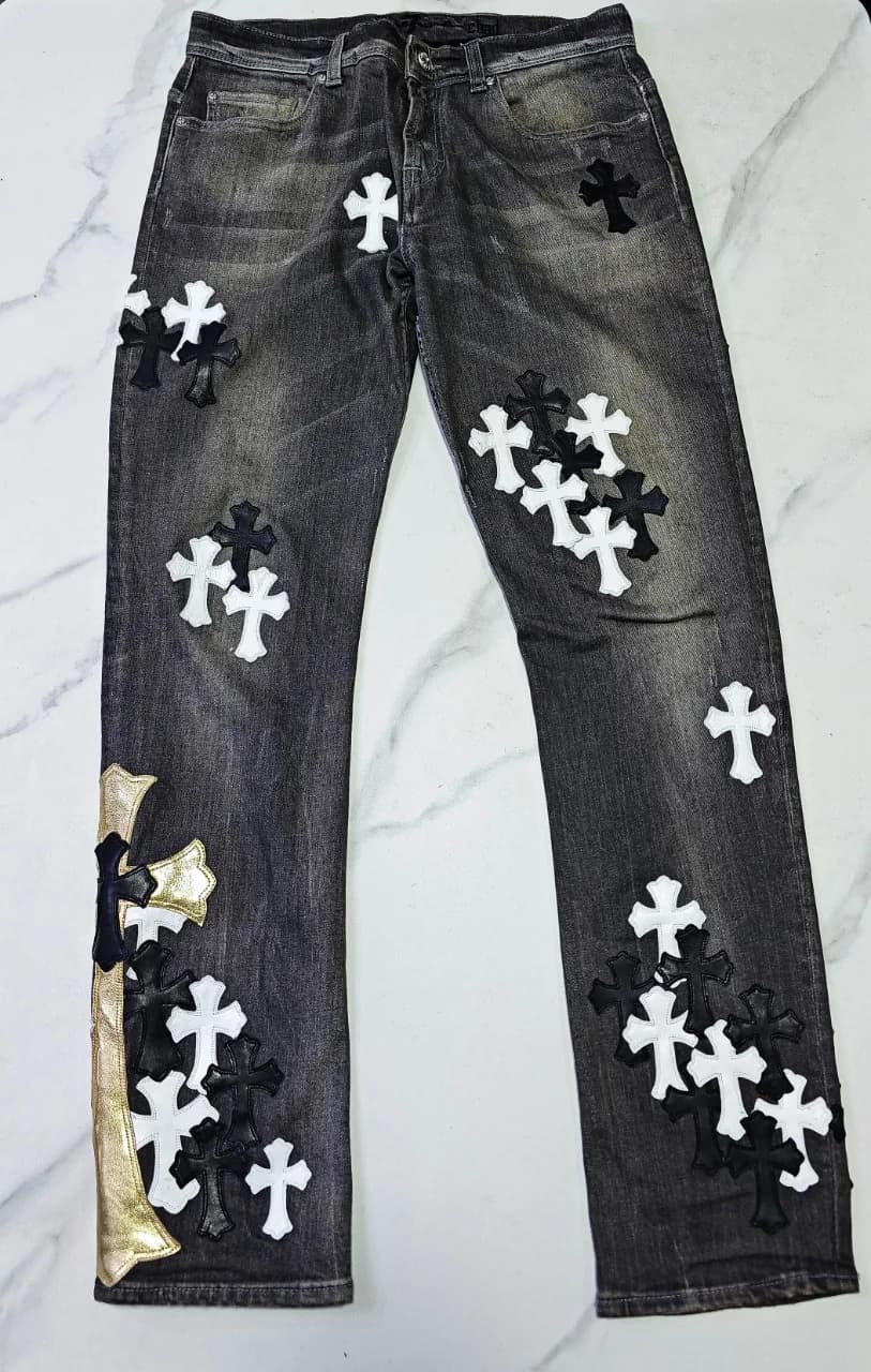 Серые кастомные джинсы Chrome Hearts Custom Remake с кожаными нашивками-крестами, вид спереди