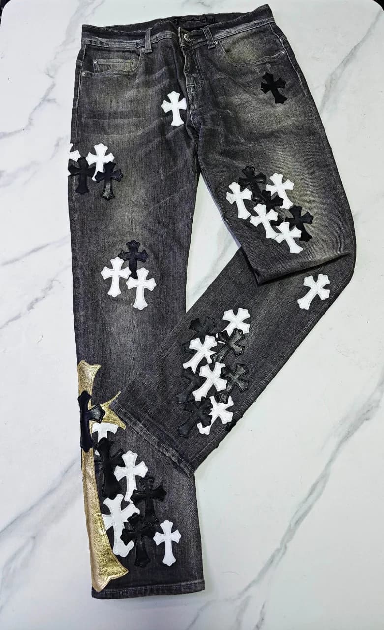 Серые кастомные джинсы Chrome Hearts Custom Remake, разложенные на поверхности
