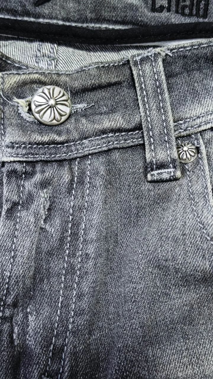 Серебряная пуговица с фирменным тиснением Chrome Hearts на поясе джинсов