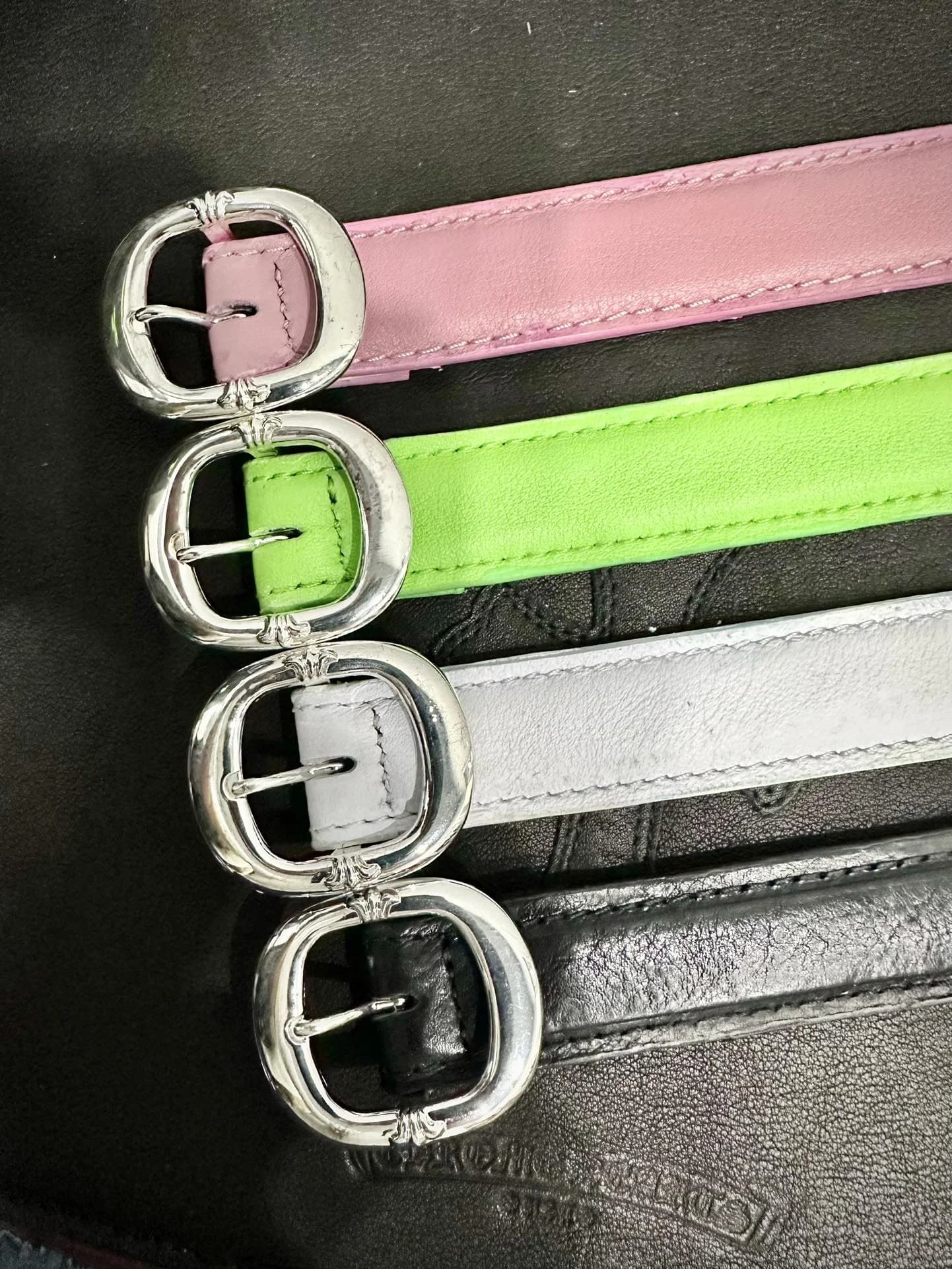 Кожаные ремни Chrome Hearts розового, зеленого, белого и черного цветов с серебряными овальными пряжками