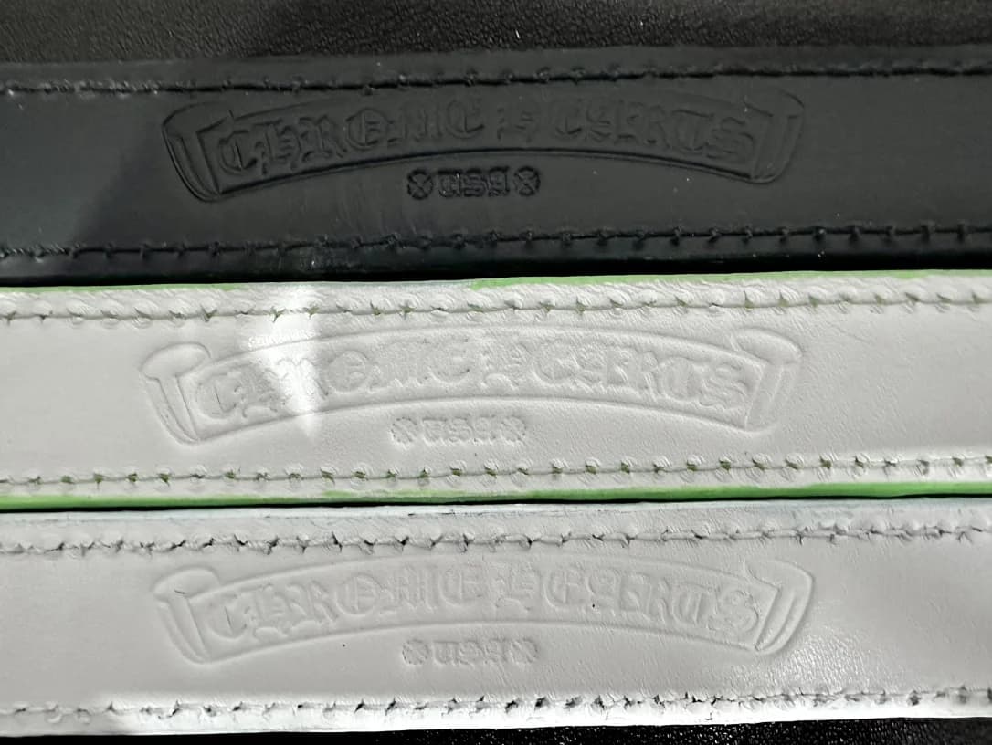 Тиснение фирменного логотипа Chrome Hearts на внутренней стороне кожаных ремней