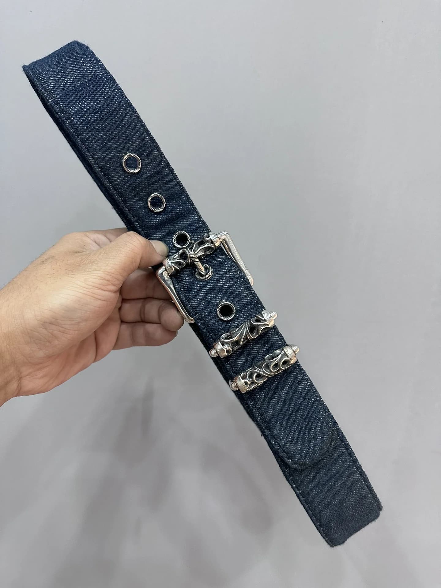 Джинсовый ремень Chrome Hearts Roller с серебряной пряжкой