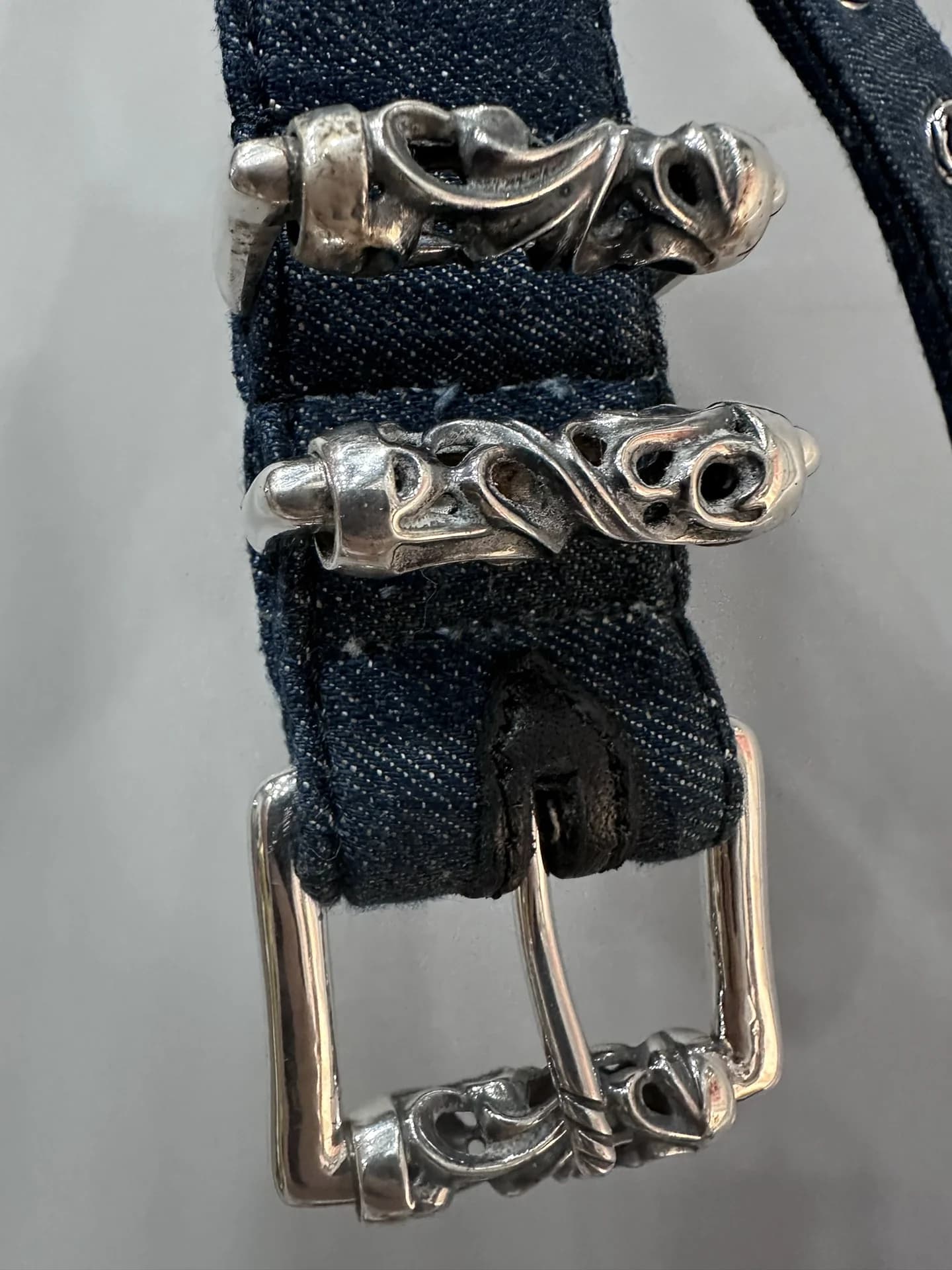 Серебряная пряжка-роллер и резные шлевки ремня Chrome Hearts