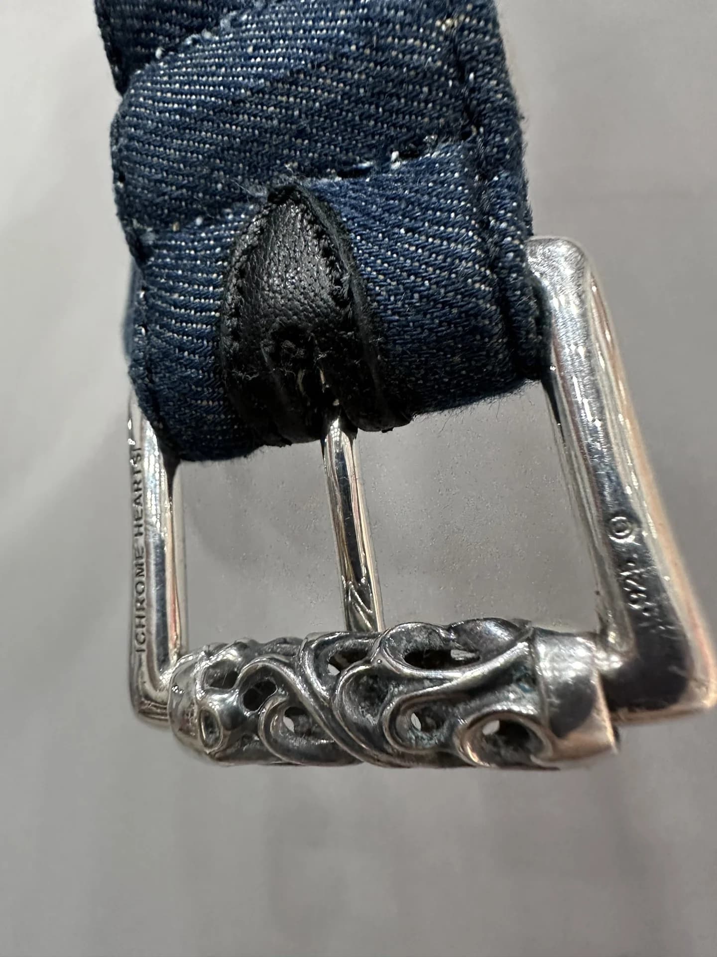 Гравировка бренда на серебряной пряжке ремня Chrome Hearts 925 пробы