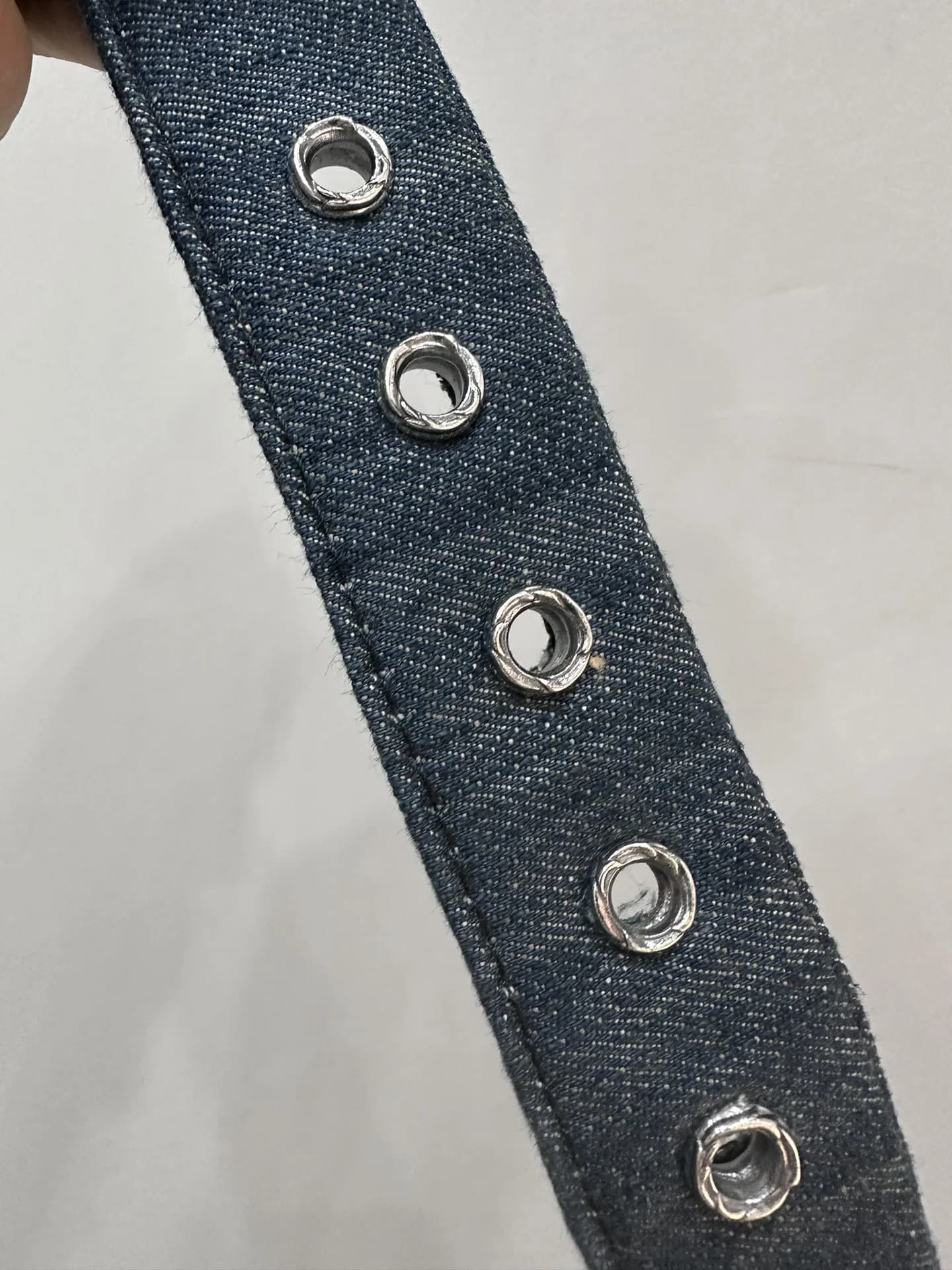 Металлические люверсы на конце джинсового ремня Chrome Hearts